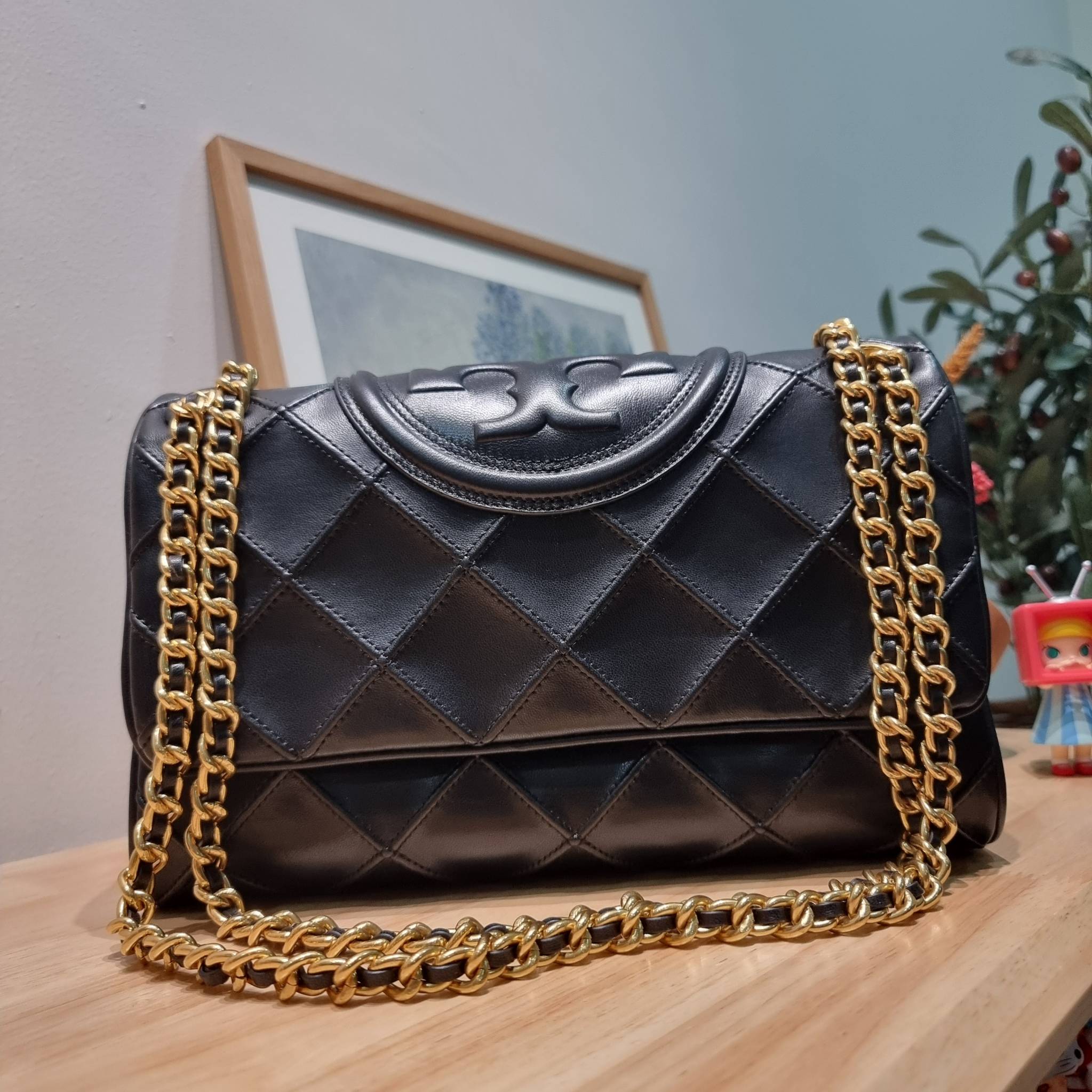 TORY BURCH FLEMING SOFT CONVERTIBLE SHOULDER BAG รุ่นหายาก กับดีไซน์ใหม่ล่าสุด มาพร้อมเสิร์ฟความสวยถึงบ้านไปเลย กับกระเป๋าสะพายไหล่ขนาดกำลังสวย หนังแท้นิ่มเต็มใบ สัมผัสสบายมือ