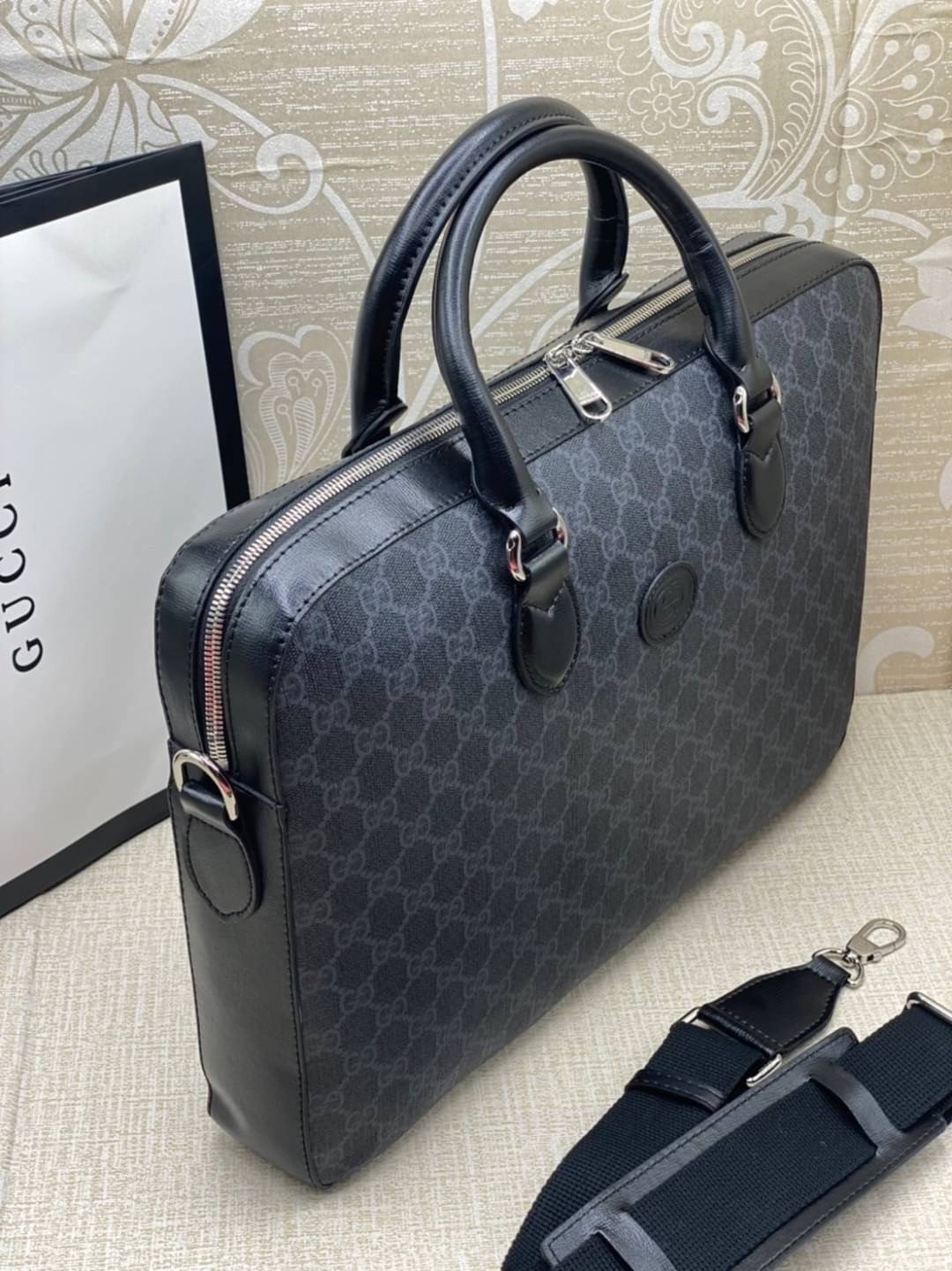 Gucci Supreme Briefcase 40cm GG Supreme work bag / GG laptop bag กระเป๋าสะพายใบใหญ่ ใส่โน้ตบุค/เอกสารได้ พร้อมส่งที่ไทย ภาพสินค้าถ่ายจากงานจริง GG Supreme work bag with Web shoulder strap