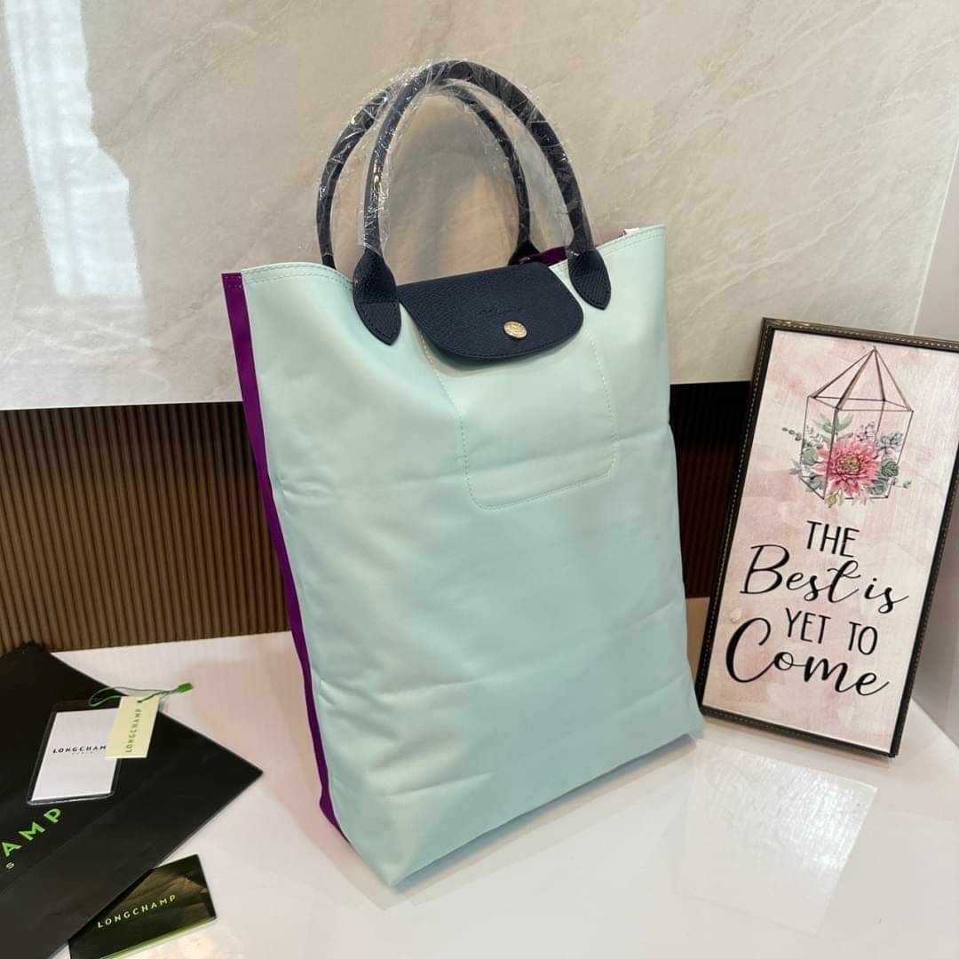 LONGCHAMP LE PLIAGE RE-PLAY TOP HANDLE BAG สินค้ารุ่นลิมิเต็ด collection สุดปัง ซื้อใบเดียวเหมือนได้2 ใบ กระเป๋าสะพายแนวตั้งที่กว้างขวาง มีเอกลักษณ์เฉพาะตัวแต่มีดีไซน์ที่น่าดึงดูด
