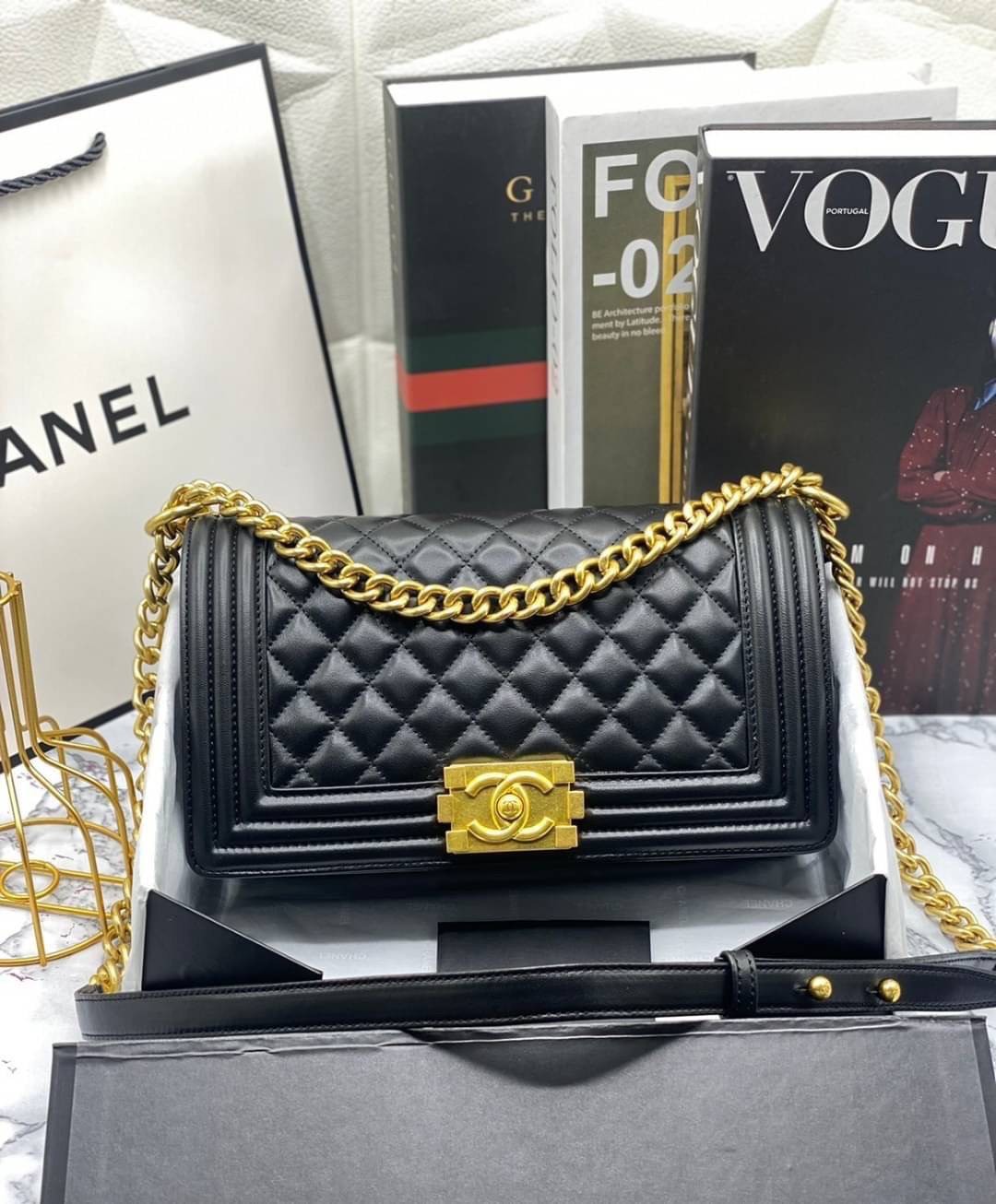 หนังแท้ CHANEL BOY 10" หนังเรียบ อะไหล่เงิน/ทอง พร้อมส่งที่ไทย หนังลูกวัวแท้ อะไหล่โลหะสีรูทีเนียม สวยคลาสสิกทุกยุคสมัย เกรดออริจินอล 1:1 ภาพสินค้าถ่ายจากงานขายจริง ใช้งานต่างประเทศได้