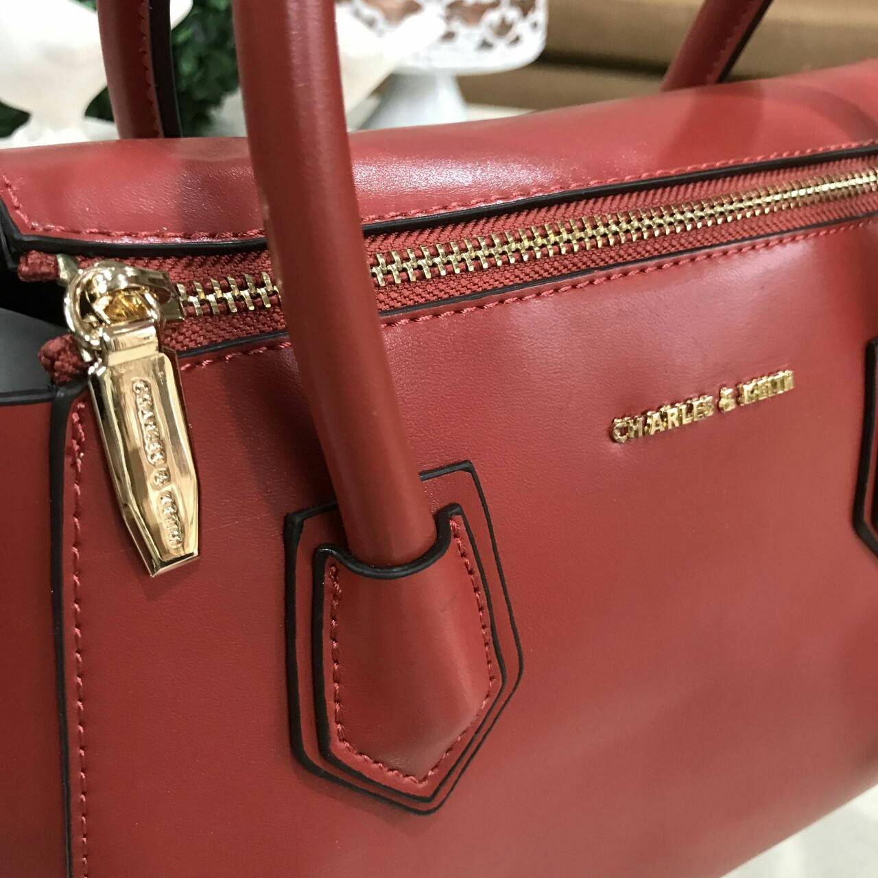 CHARLES & KEITH DOUBLE ZIP STRUCTURED BAG กระเป๋าถือหรือสะพายรุ่นใหม่ลชนช็อป ขนาดกำลังดี หนังเรียบสวยอยู่ทรงด้านหน้ามีโลโก้แบรนด์ เปิดปิดด้วยซิป ภายในกว้างจุของได้เยอะ ใส่ Ipad กระเป๋าสตางค์ หนังสือ ของใช้ได้จุ มาพร้อมสายสะพายยาวถอดปรับระดับได้ได้ มีหมุดร