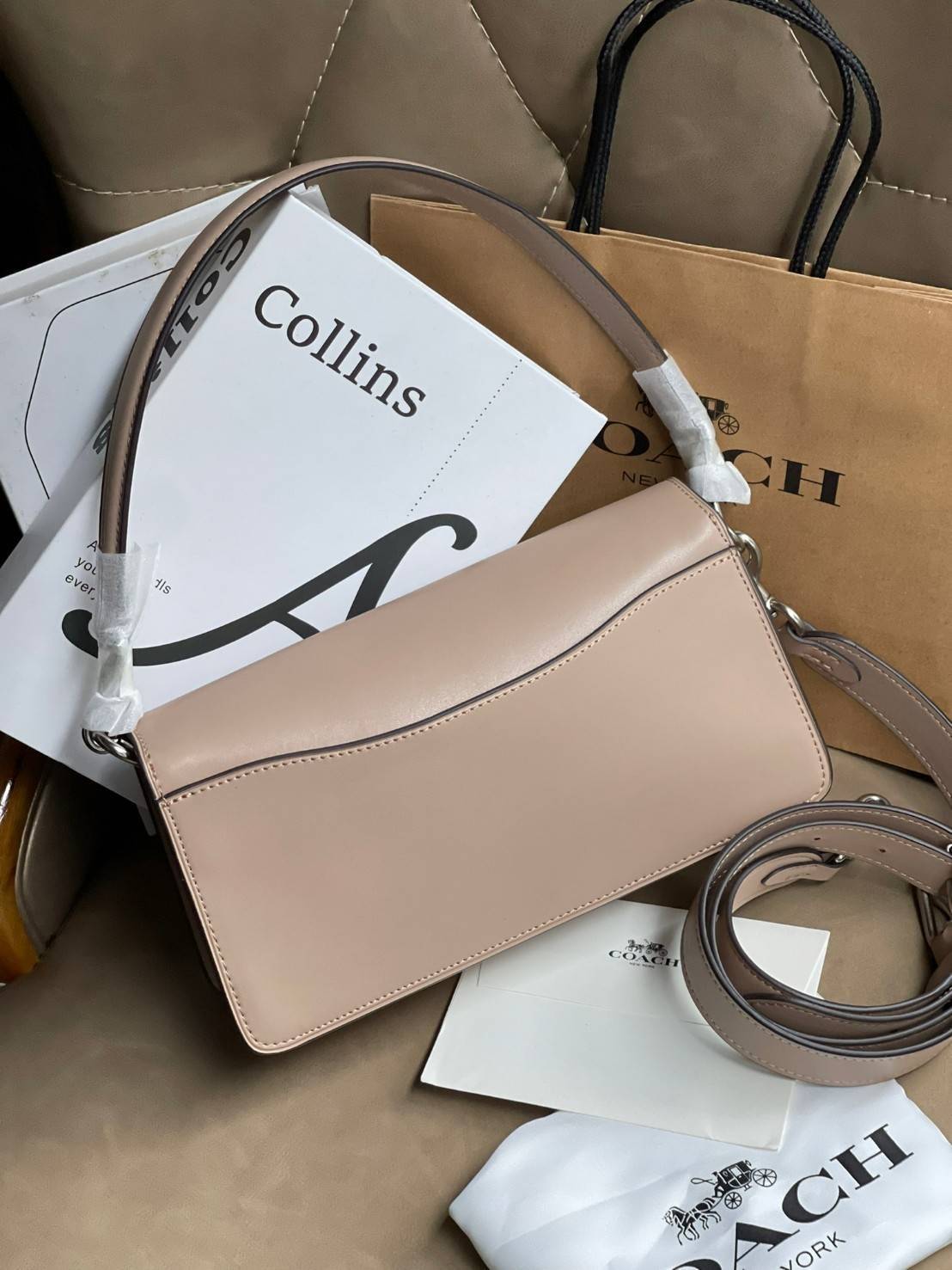 Coach tabby shoulder bag ให้ลุคเก๋ ๆ ด้วยสีและลวดลายคลาสสิกตามแบบฉบับสาว Coach กระเป๋าสะพายไหล่สุดคลาสสิกรุ่นนี้ เป็นรูปทรงสี่เหลี่ยมผืนผ้าที่เข้าได้กับสาว ๆ ทุกสไตล์ หมุดสำหรับเปิดปิดกระเป๋าที่เป็นรูปตัว C ทำให้ได้กระเป๋าที่บ่งบอกความเป็น Coach ได้อย่างส