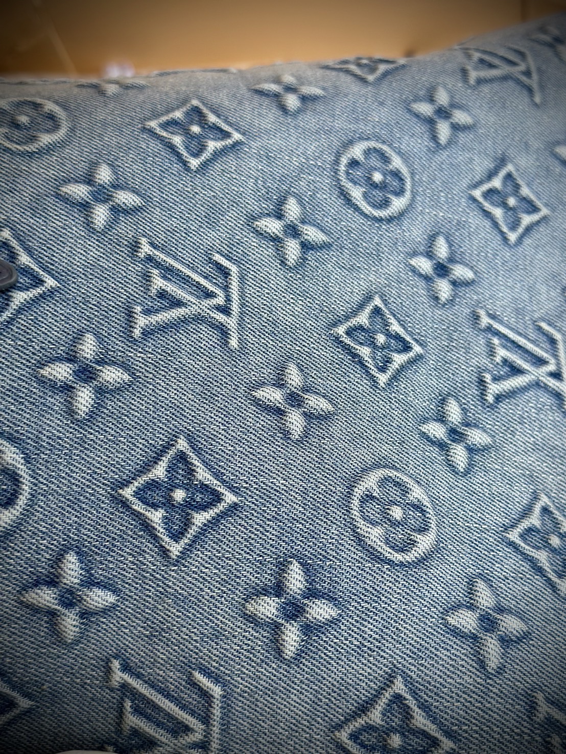 LV Carryall Denim Vintage Tote Bag กระเป๋าทรงโท้ทเดนิมสไตล์วินเทจ รุ่นใหม่ปั้มลายโมโนแกรมบนเดนิมสุดไอคอนิก ที่ใครเห็นต้องเป็นคลั่งรัก ผู้ดี หรูหราได้ทุกลุค ทุกสไตล์