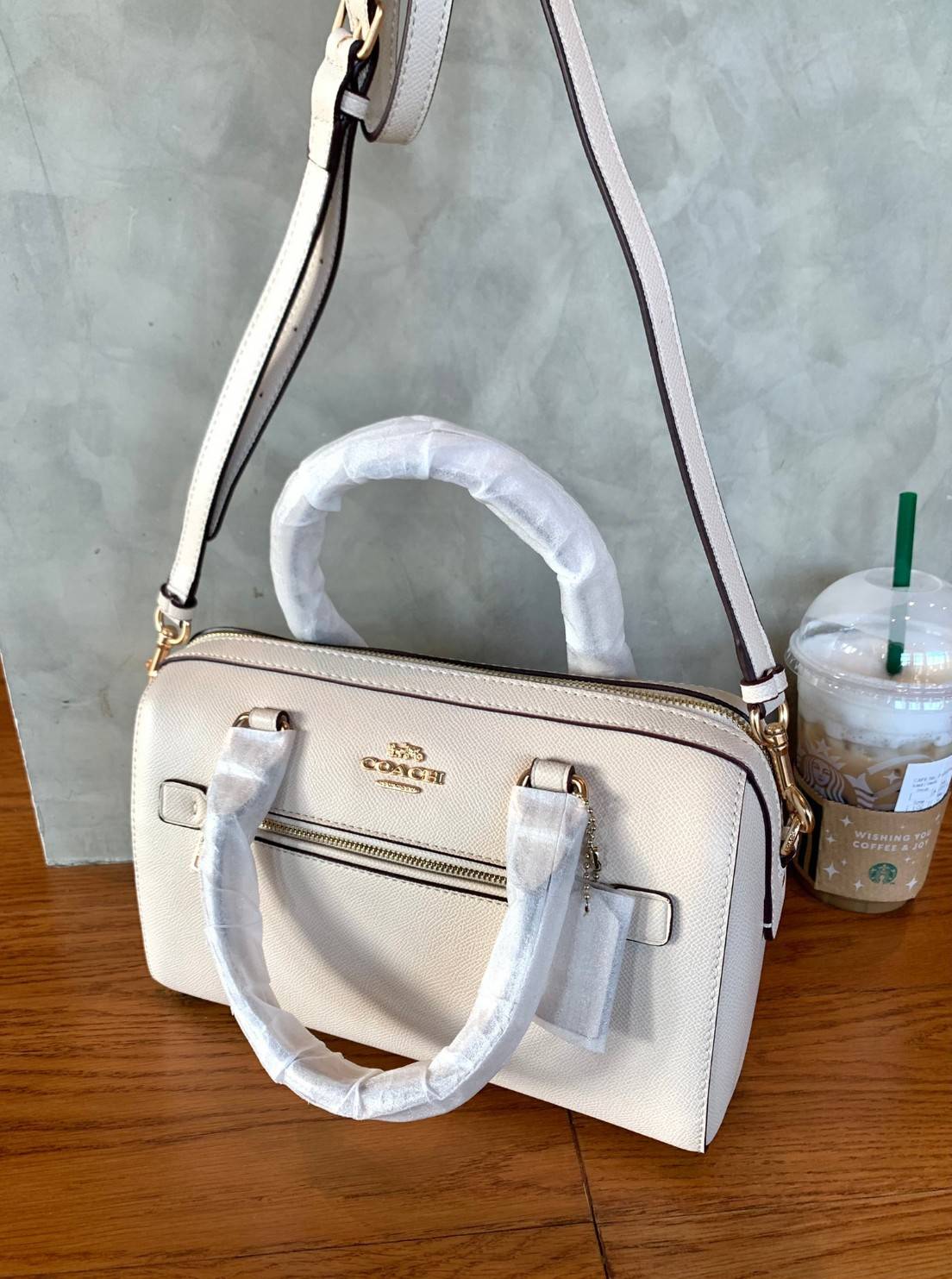 COACH ROWAN SATCHEL BAG ((79946)) กลับมาอีกครั้ง พร้อมสีหายากค่ะ! กระเป๋าหิ้วทรงหมอนสุดฮิตของสาวๆ//สะพายข้างได้ หนังแท้ ลายหนังสวย ทรงสวย ด้านหน้ามีช่องซิปให้หนึ่งช่อง เปิดปิดช่องหลักแบบซิป ภายในกว้างใส่ของจำเป็นของสาวๆได้ครบ มีช่องเล็กและช่องซิปใส่ของจุก