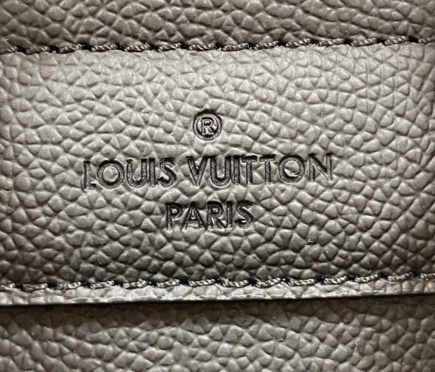 ORI หนังแท้ | LV Fastline Backpack กระเป๋าสะพายหลังรุ่น Fastline โดดเด่นด้วยดีไซน์มุมตัดและรูปทรงเรียบหรูอันเป็นเอกลักษณ์ของคอลเล็คชั่น LV Aerogram สีดำเต็มใบสวยหรูคลาสสิค ประดับเนมแท็ก