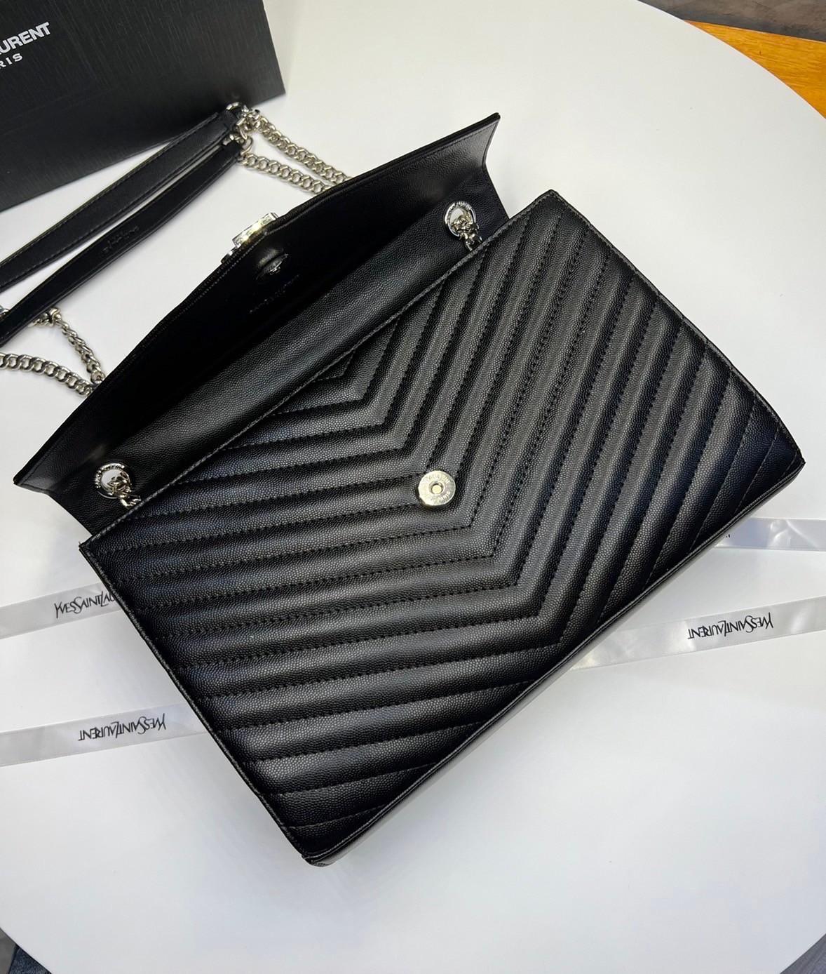 หนังแท้ YSL college large chain bag in quilted leather 30cm กระเป๋าสะพายใบใหญ่ ดีไซน์ทรงสวยหรู ตอบโจทย์ได้ทุกสไตล์ ภาพสินค้าถ่ายจากงานขายจริง ใช้งานต่างประเทศได้