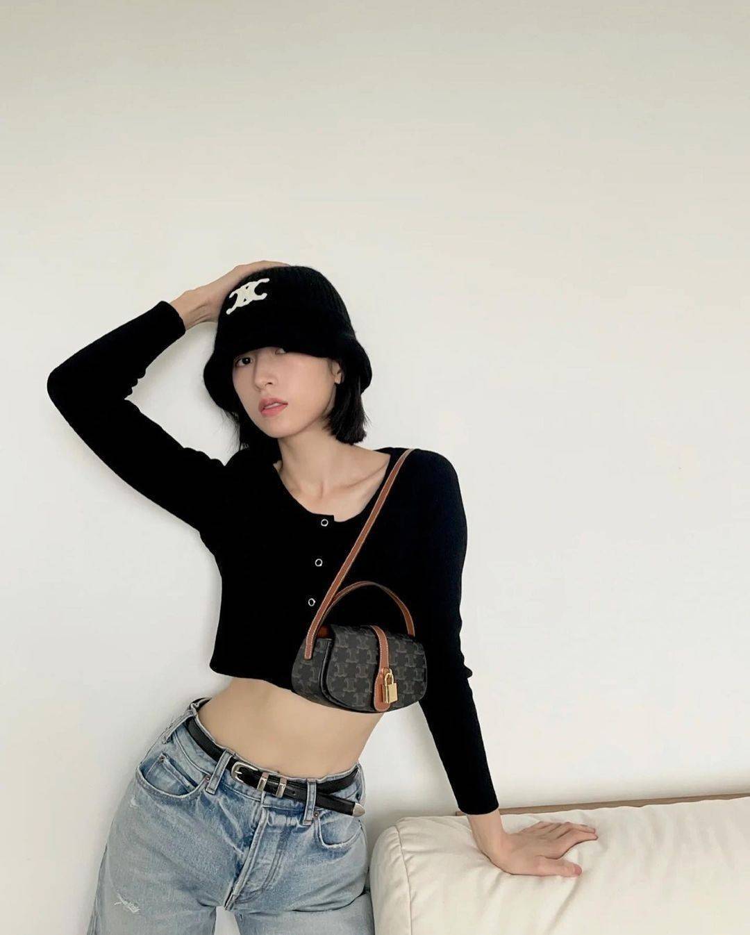 CELINE MINI CROSSBODY BAG VIP GIFT WITH PURCHASE (GWP) กระเป๋าพรีเมี่ยมกิ๊ฟ Limited Edition จาก CELINE PARFUME DUTYFREE COUNTER วัสดุ TRIOMPHE CANVAS ดีไซน์สุดคลาสสิคเปิดปิดด้วยฝาปิดแม่เหล็ก ด้านหน้าตกแต่งด้วยแม่กุญเเจแบรนด์สามารถใช้งานจริงได้ ภายในโล่งมี