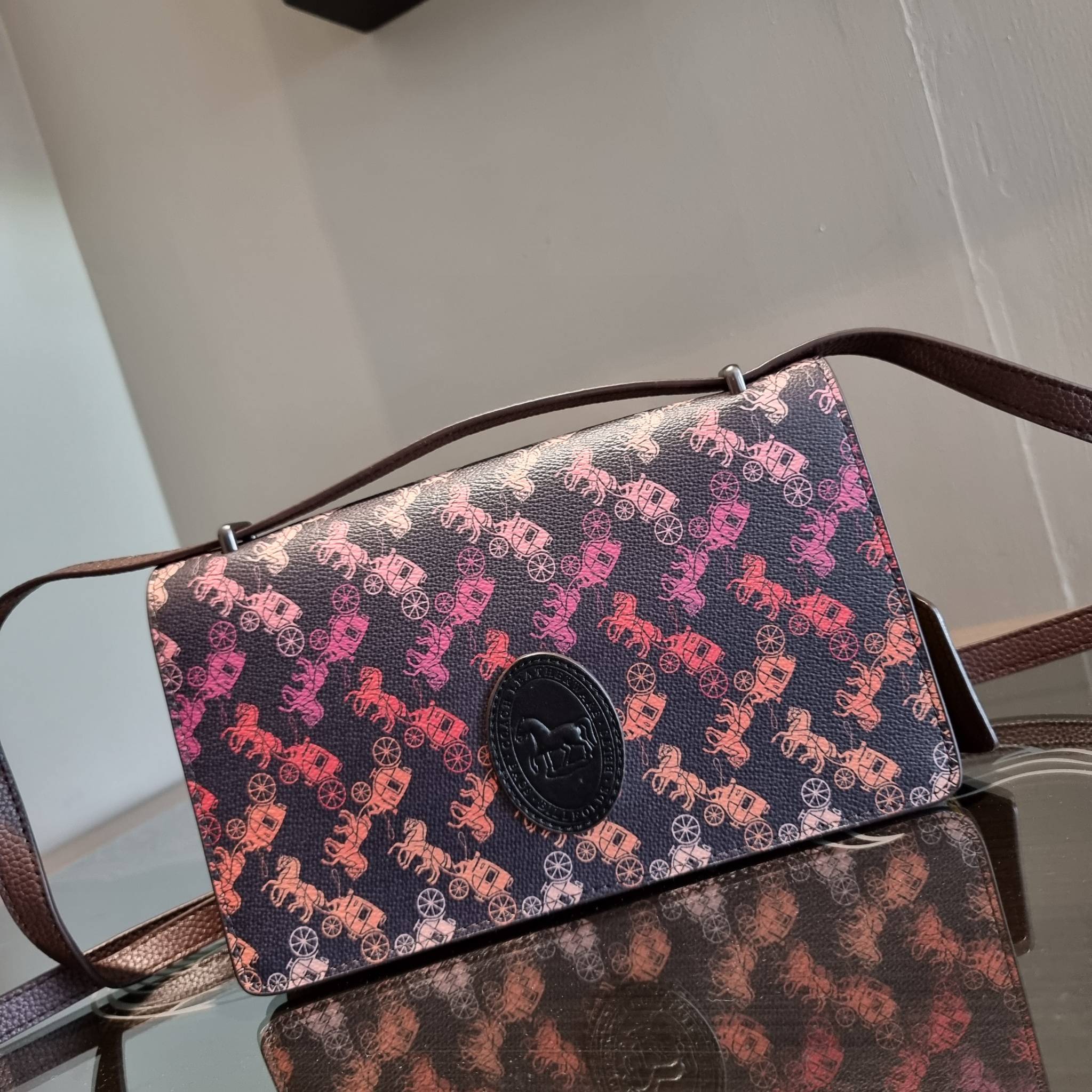 OUTLET 】COACH 88343 CAMILLE CROSSBODY WITH HORSE AND CARRIAGE PRINT AND ARCHIVE PATCH คอลเลคชั่นหายาก ที่สาวๆตั้งตารอ!! ด้วยดีไซน์ลุคผู้ดี ตกแต่งลวดลายออกมาดูโดดเด่น กับกระเป๋าสะพายที่ปรับใช้ได้หลายหลายสไตล์ สะพายไหล่สายคู่ สะพายข้างสายเดี่ยว หรือจะเอาสาย