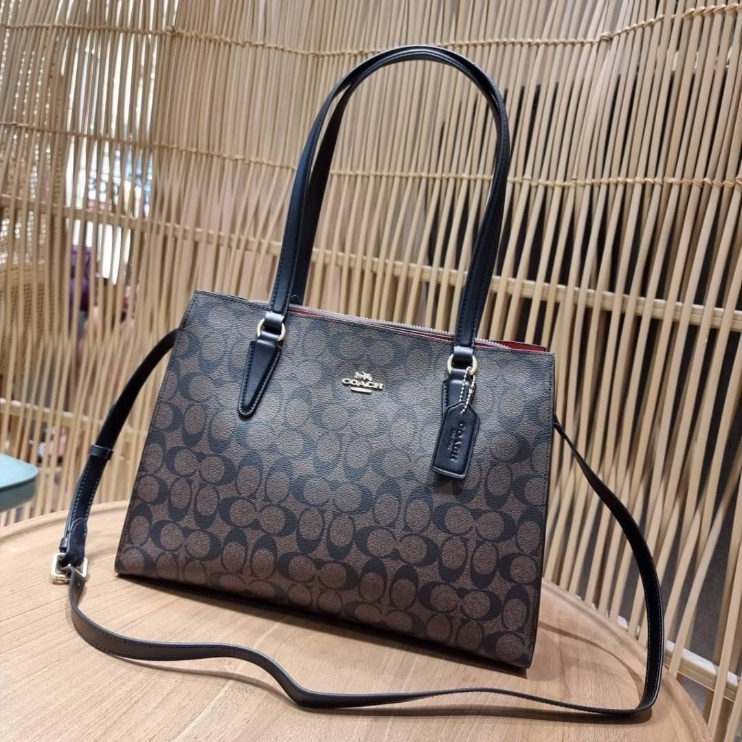 COACH C4075 TATUM CARRYALL IN SIGNATURE CANVAS คอลเลคชั่นใหม่ล่าสุด จัดมาให้ได้สวยก่อนใคร สวยหรูทุกสี!! ลุคผู้ดีต้องมาอีกหนึ่ง กระเป๋าสะพายทรงสวย ที่มาพร้อมสายสะพายไหล่ในตัว และสายครอสบอดี้สำหรับสะพายข้าง วัสดุหนัง crossgrain สวยคมมากๆ ตัวกระเป๋าถูกแบ่งเป