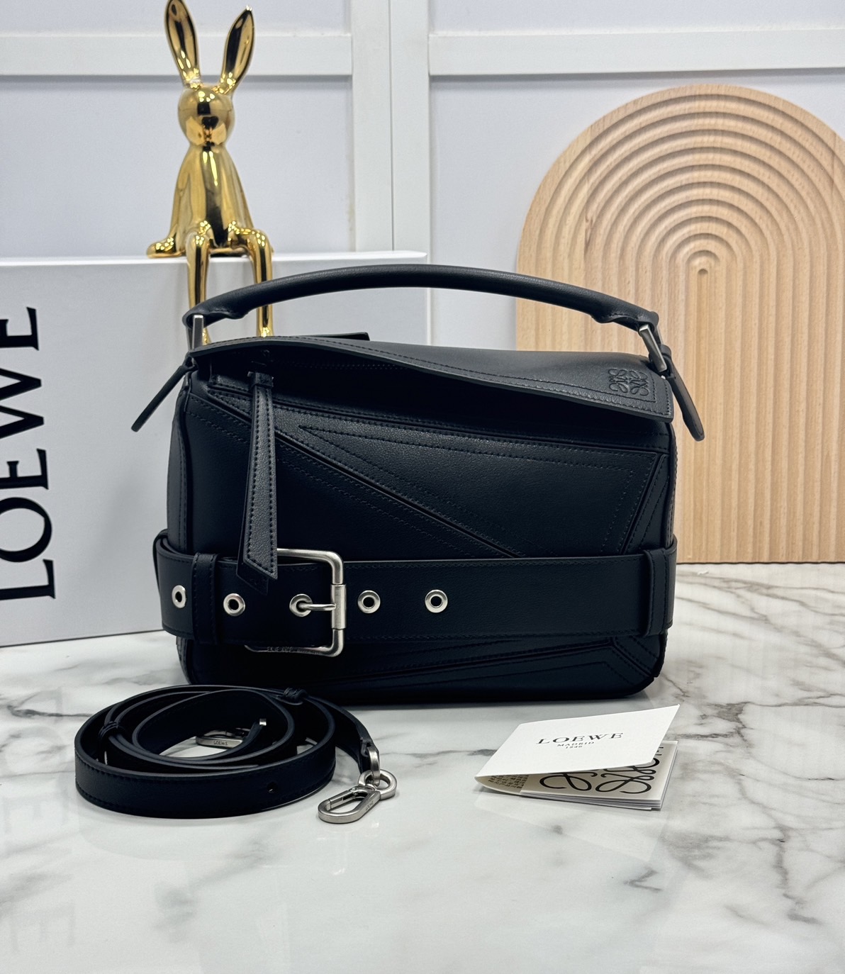 ORI หนังแท้ | Loewe Small Puzzle Biker bag in shiny Leather 24cm กระเป๋าสะพายทรงกล่องพัซเซิล รุ่นใหม่ล่าสุด คล้ายเข็มขัดด้านหน้าสวยเท่โดดเด่นสไตส์ไบเกอร์ ด้วยเส้นสายเรขาคณิตอันโดดเด่นและรูปทรงลูกบาศก์