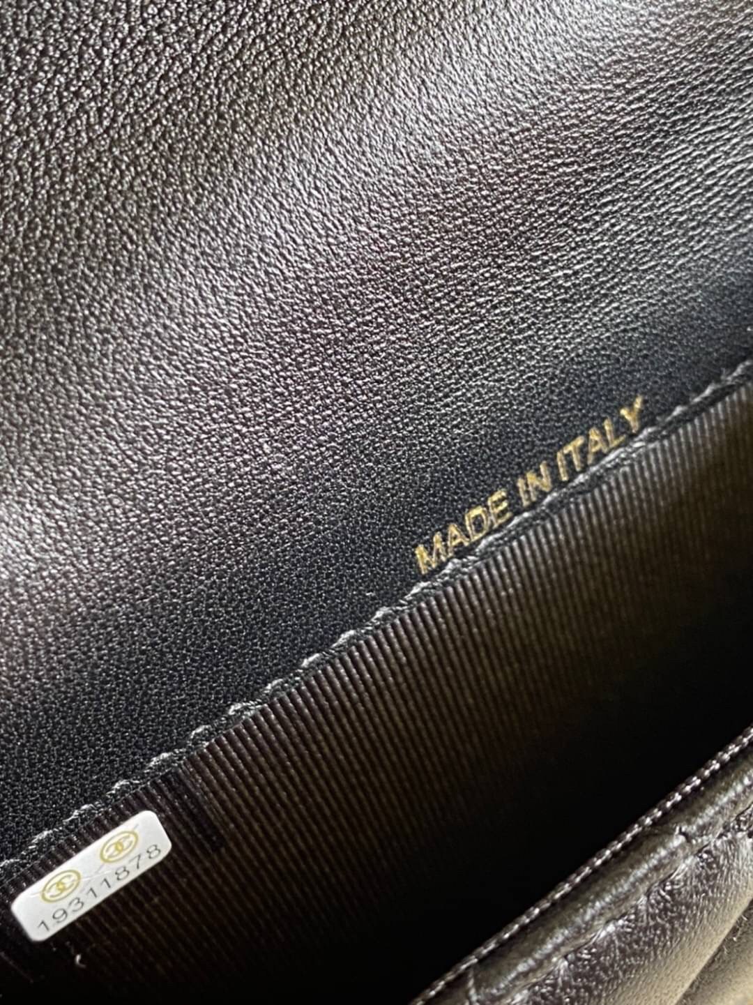 หนังแท้ VIP GIFT CHANEL MINI BLACK BAG รุ่นยอดนิยมไอเท็มฮิตวัสดุหนังแท้เรียบสวยคลาสสิคเปิดปิดด้วยฝาปิดกระดุมด้านหน้ามีโลโก้แบรนด์อะไหล่ทองสวยหรูดูดีมากกกก มาพร้อมสายโซ่ทองร้อยหนังจะสะพายไหล่ หรือ Crossbody ก็ดูดี ภายในโล่งกว้าง ตัวจริงสวยน่าใช้ Chanel min