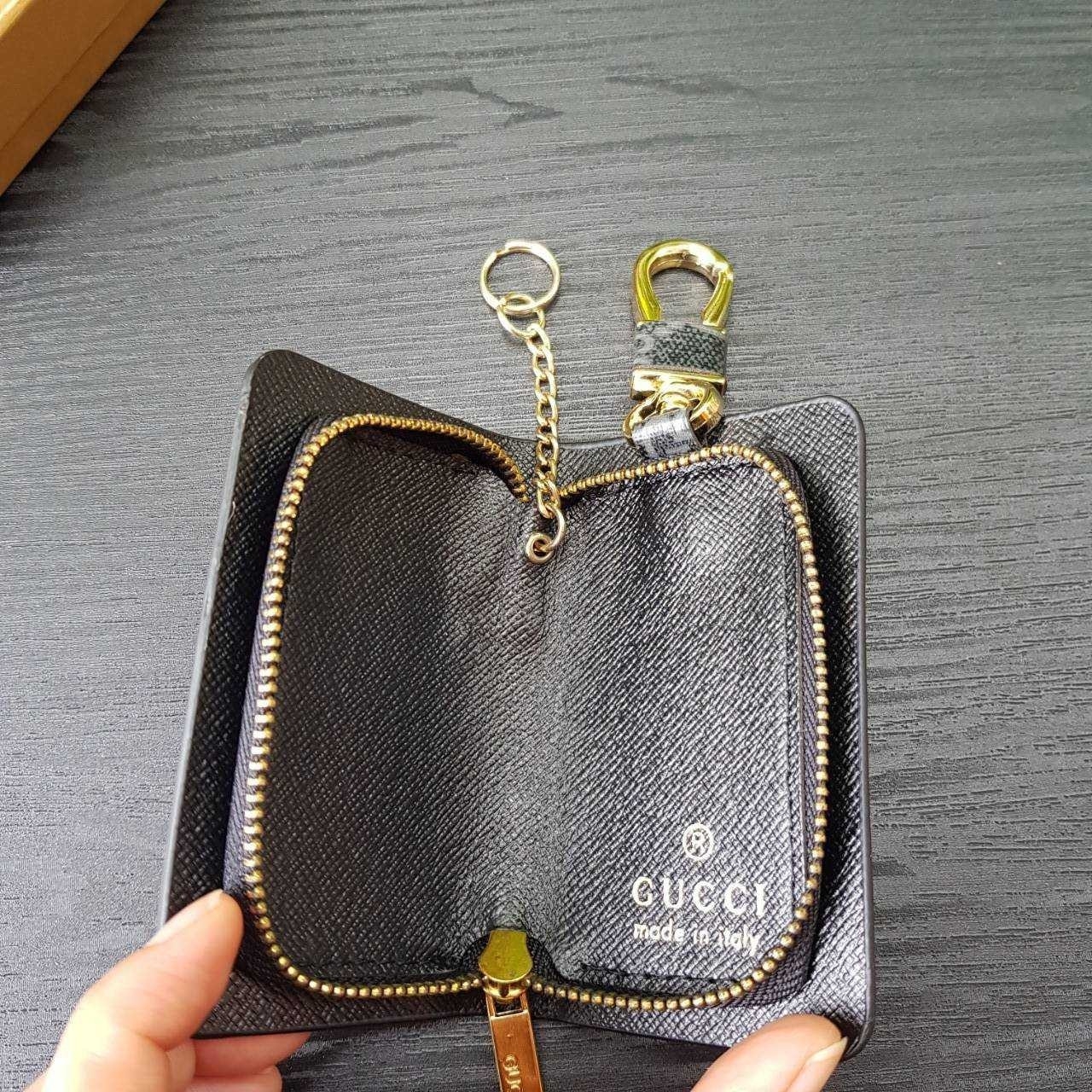 GUCCI Keychain กระเป๋าพวงกุญแจสุดหรูหรา ที่จะทำให้การหากุญแจรถยนต์ของคุณเป็นเรื่องง่าย ขนาดกระทัดรัด หยิบจับง่าย