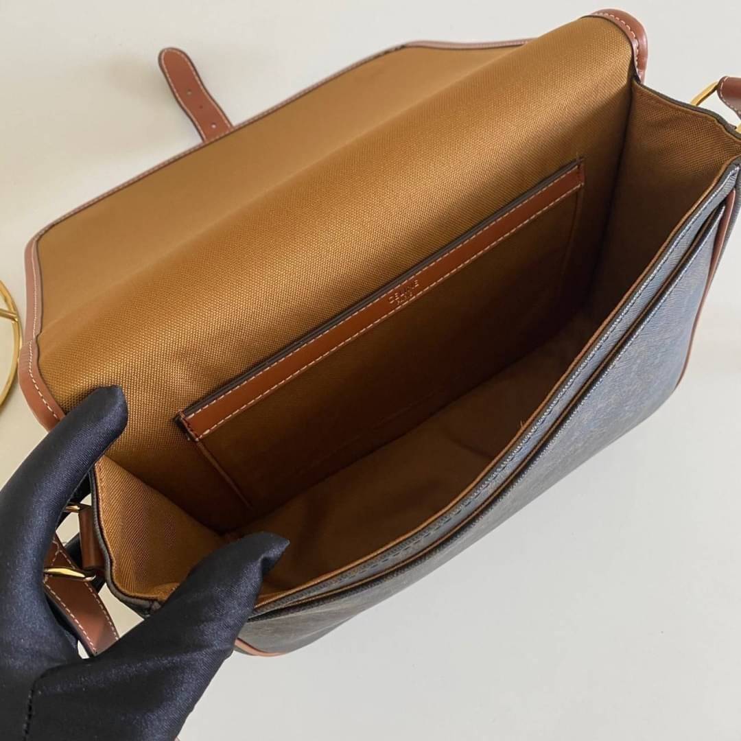 Celine Messenger Folco Bag in Triomphe Canvas กระเป๋าสะพายทรงแมสเซ็นเจอร์ โดดเด่นไม่เหมือนกับลวดลายแคนวาสที่เป็นเอกลักษ์แบรนด์แบบไม่เหมือนใครให้ด้วยความเรียบหรูดูทางการ เพิ่มความภูมิฐานให้กับคุณอย่างลงตัวเลยทีเดียวสำหรับกระเป๋าทรงแนวนอน ซึ่งเป็นกระเป๋าที่