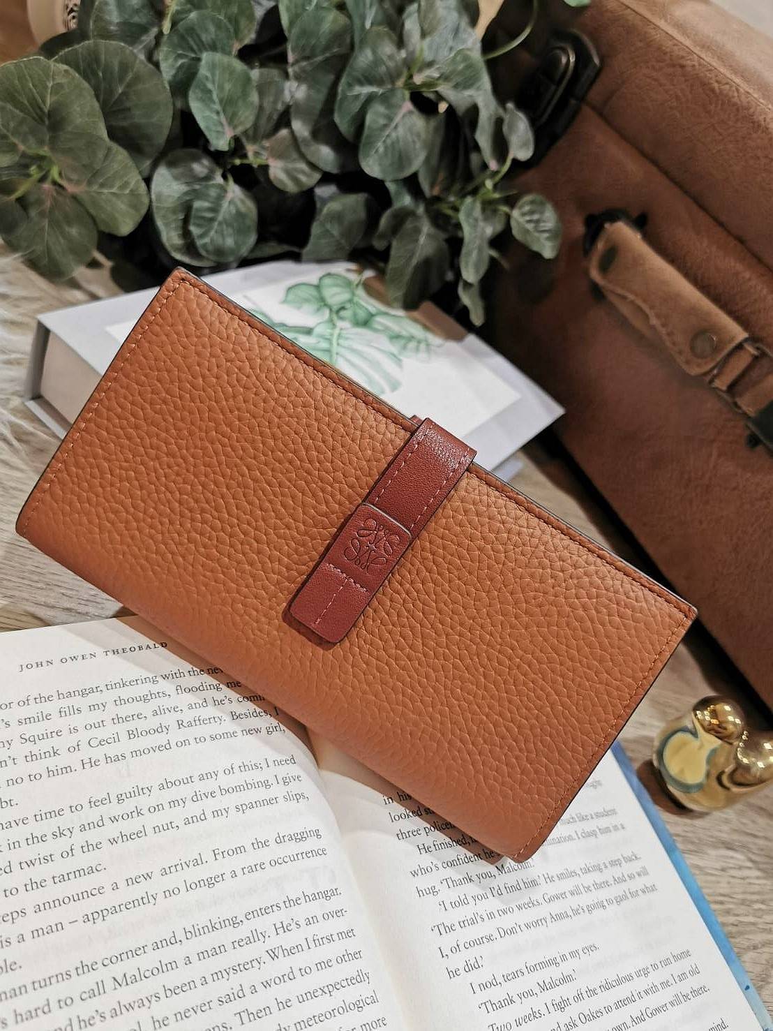 LOEWE LONG WALLET BAG VIP วัสดุหนังแท้เทคเจอร์สวยอยู่ทรงปั้มโลโก้แบรนด์ด้านหน้าเปิดปิดด้วยกระดุม ภายในมีช่องใส่ธนบัตรหลายช่อง ช่องหลักสามารถใส่มือถือได้ มีช่องซิปใส่เหรียญ ช่องใส่ธนบัตรใส่แบงก์พันได้ สวยน่าใช้ พร้อมส่งที่ไทยสุดคุ้มห้ามพลาด!