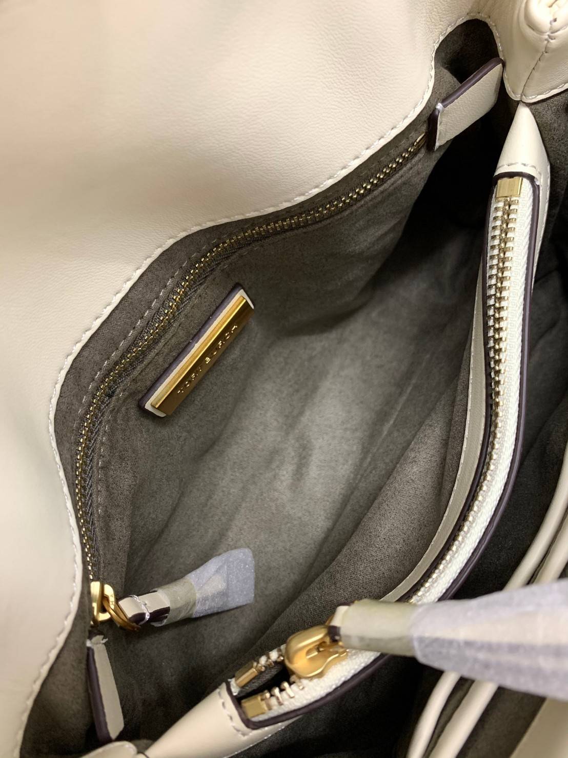 TORY BURCH KIRA QUILTED SMALL BAG พร้อมส่งที่ไทย ไม่ผิดหวังแน่นอนค่ะ! กระเป๋าหิ้วหรือสะพายข้างได้ วัสดุหนังแกะแท้ทั้งใบ ((หนังแกะจะมีคุณภาพดีเงานิ่มและแพงกว่าหนังวัวจ้า)) หนังนิ่มสวยงามมากๆค่ะ เปิดปิดกระเป๋าแบบหมุนล็อคแบบโลโก้แบรนด์ ใช้อะไหล่คลาสสิคดูหรูเ