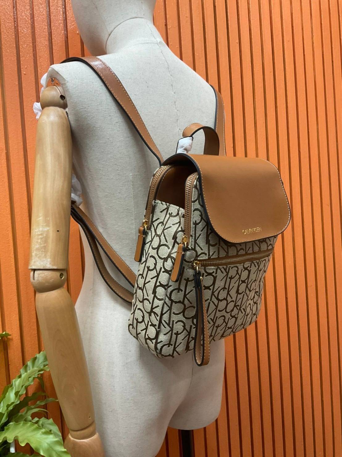 ของแท้ 💯% Elaine Calvin Klein Monogram Small Backpack 💕ของมันต้องมี สวยหรูดูแพงมาก สำหรับรุ่นนี้ และมีฟังชั่นช่องการใช้งานที่มากที่สุด!!! 💕 กระเป๋าสะพายเป้รุ่นใหม่ชนช้อป รุ่นยอดนิยม