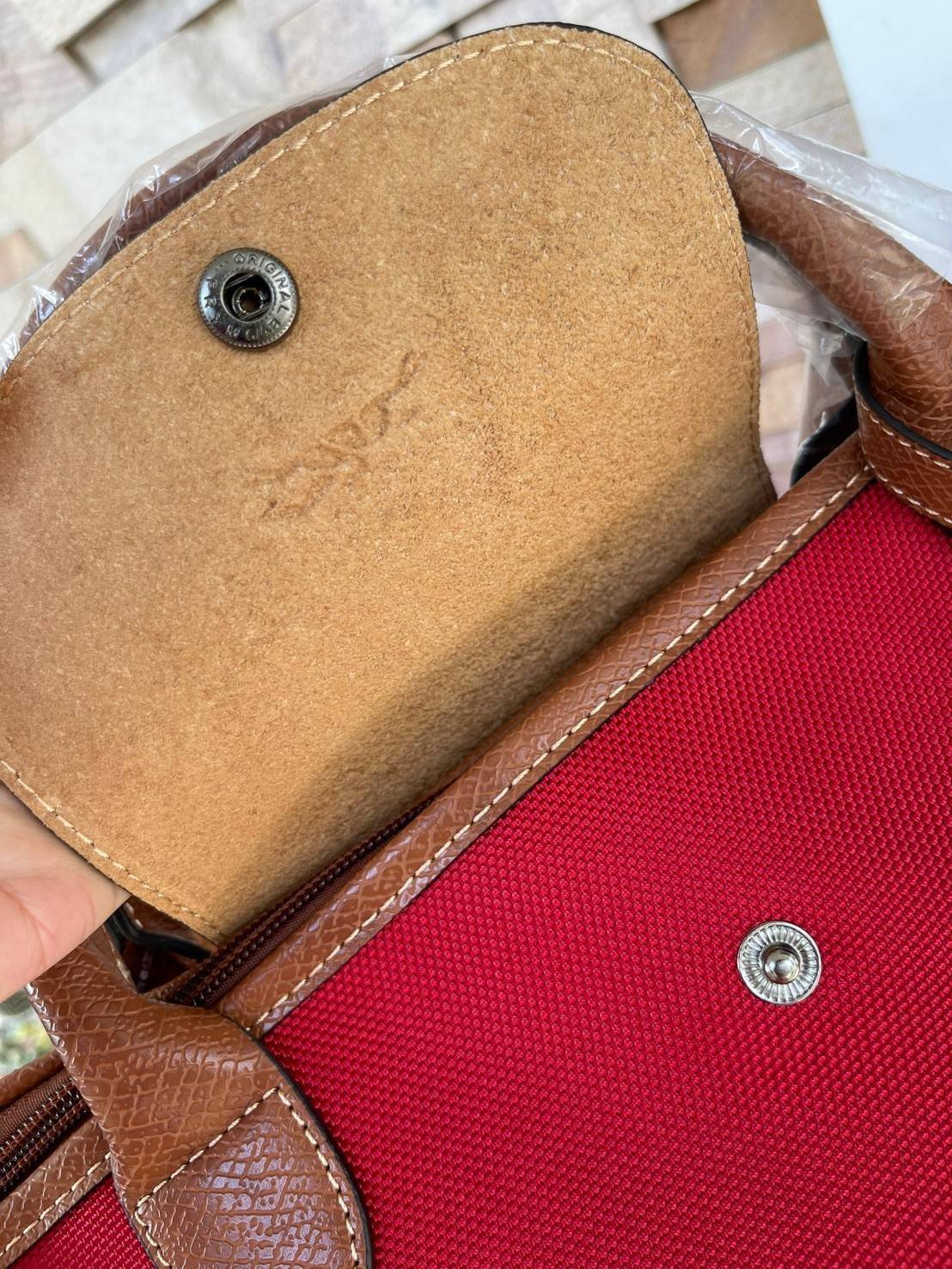 LONGCHAMP BOXFORD TRAVEL BAG L กระเป๋าเดินทางขนาดใหญ่ มาพร้อมสายสะพายที่สามารถถอดได้ ให้คุณเลือกสะพายไหล่หรือถือได้ มีซิปรูดเปิดปิดกระเป๋าที่ให้คุณมั่นใจได้ว่าคุณจัดเก็บไอเท็มของคุณได้อย่างมิดชิด บ็อคฟอร์ด (BOXFORD) สะท้อนความเป็นเอกลักษณ์ของแบรนด์ที่เปี่