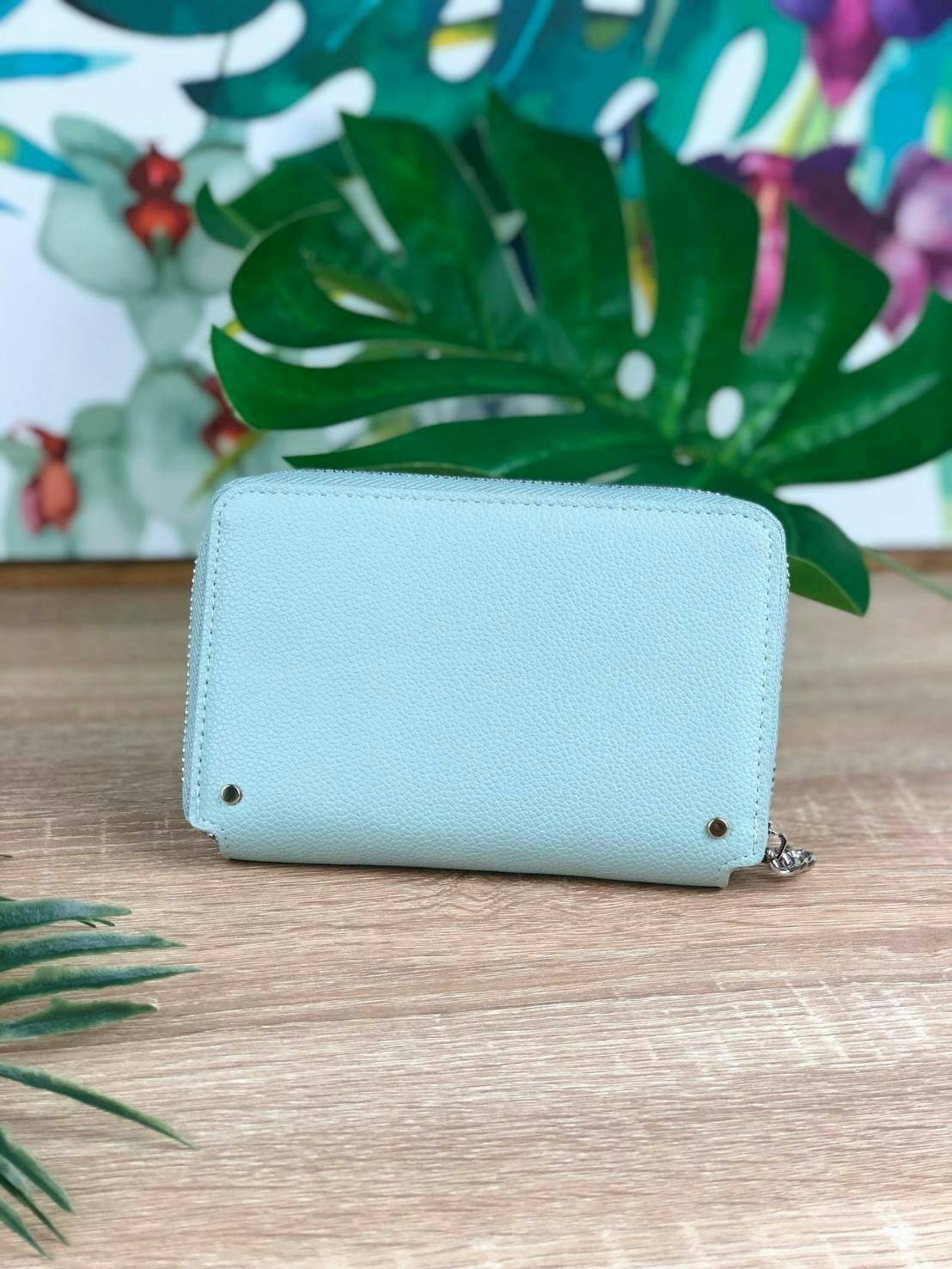 CHARLES & KEITH CHAIN ZIP WALLET กระเป๋าเงินซิปรอบใบกลาง หนังขึ้นลายสวยงาม ด้านหน้าปั๊มโลโก้แบรนด์ มีจุดเด่นที่ซิปเป็นห่วงโซ่เล็กๆน่ารัก ด้านในมีช่องซิปใส่เหรียญ ช่องบัตร 4 ใบและช่องใส่ธนบัตรตามยาว ใส่แบงค์พันได้ตามยาวเลยค่า ไว้ใช้กับกระเป๋าใบเล็กเหมาะมาก