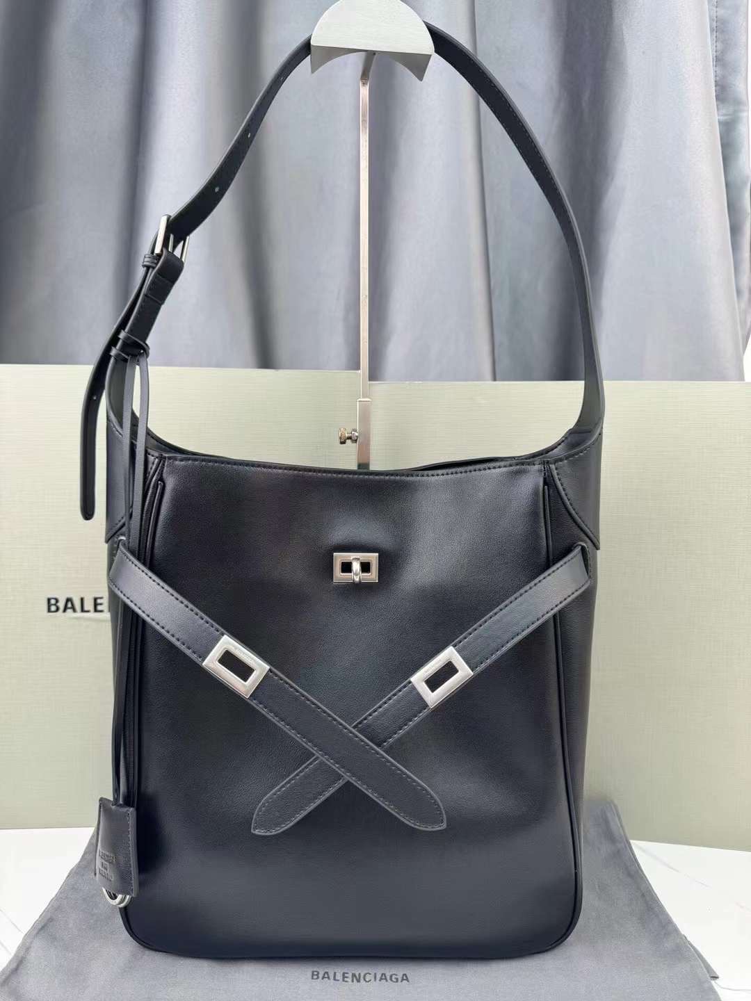 Balenciaga Tote Leather Shoulder Bag กระเป๋าสะพายไหล่ทรงโท้ทดีไซน์สวยเลิศ!! ไม่ซ้ำ เอกลักษณ์ที่โดดเด่นด้วยรูปทรงใช้งานง่าย