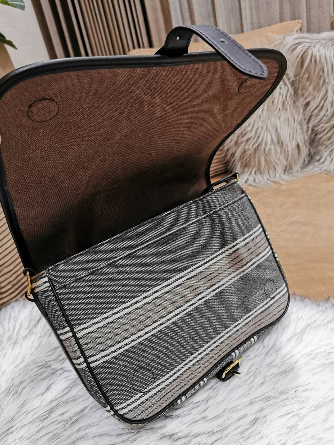 CELINE MESSENGER BAG VIP GIFT WITH PURCHASE (GWP) พรีเมี่ยมกิ๊ฟรุ่น Limited จาก CELINE HAUTE PARFUME DUTYFREE COUNTER วัสดุ CANVAS TEXTILE ลายทางสีคลาสสิคดีไซน์ Unisex ใช้ได้ทั้งชายและหญิง เปิดปิดด้วยฝาปิด Belt และแถบแม่เหล็กด้านใน ขนาดกำลังดี น้ำหนักเบา 