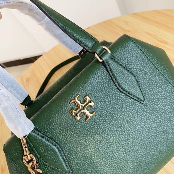 TORY BURCH KIRA PEBBLED SATCHEL BAG รุ่น 74650 กระเป๋าสะพาย Crossbody หนัง togo อะไหล่ทอง ทรงสวยสุดฮิต เป็นรูปทรงใหม่ มาแรงที่สุดในตอนนี้!! สัมผัสนุ่มมือ ตั้งอยู่ทรง ออกแบบเก๋ไก๋ สามารถปรับใช้ได้ 2 แบบ ไม่เหมือนใคร เปิดปิดด้วยซิป ภายในบุผ้าอย่างดี ช่องหลั