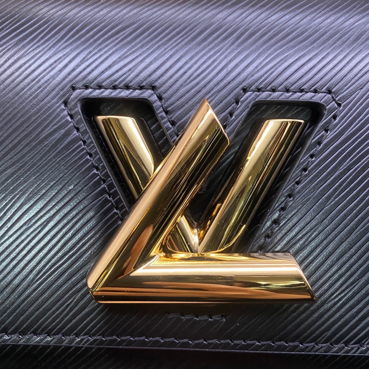 พร้อมส่ง 3 สี LV Twist Bag 24cm กระเป๋ารุ่นทวิสรูปทรงใหม่ หนัง Epi สุดไอคอนิกโลหะสีทองเงางาม เกรดออริจินอล 1:1 สลับแท้ ภาพถ่ายจากงานขายจริง ใช้งานต่างประเทศได้