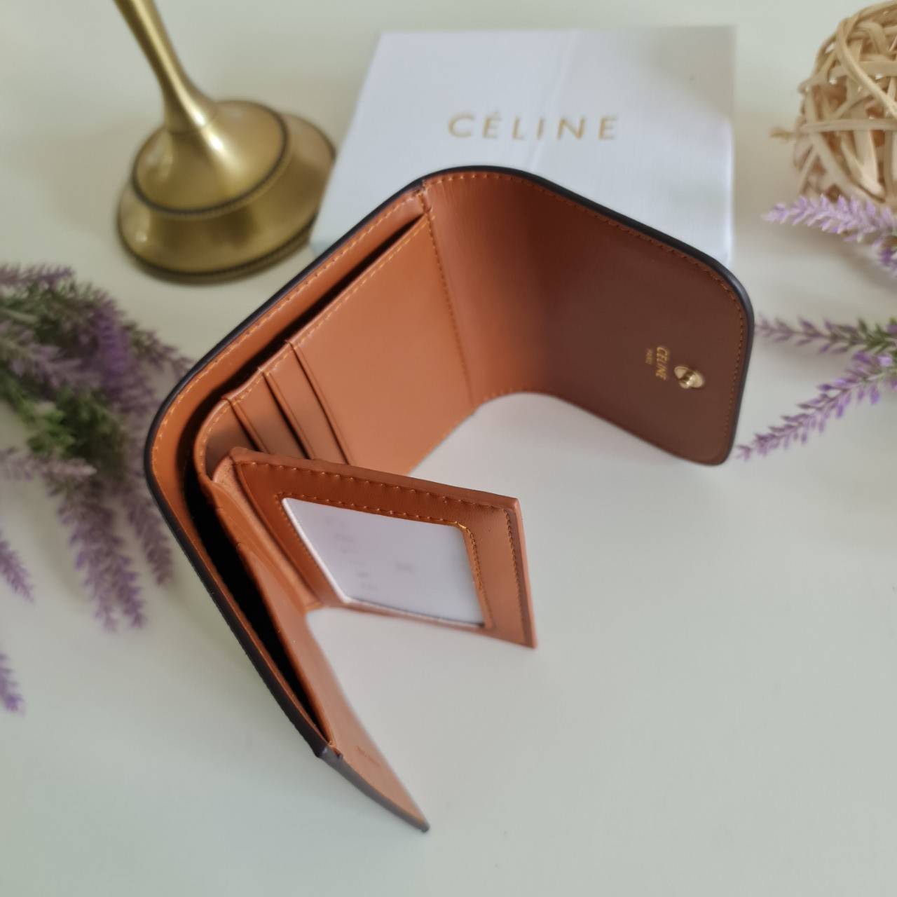 พรีเมี่ยมกิ๊ฟแท้ 100% 】CELINE SMALL TRIOMPHE WALLET IN SHINY SMOOTH LAMBSKIN VIP GIFT WITH PURCHASE (GWP) พรีเมี่ยมกิ๊ฟ Member Gift Limited Edition จาก CELINE HAUTEPARFUME COUNTER กระเป๋าสตางค์งานดี งานสวยสุดๆๆๆ มี 3พับ ขนาดกะทัดรัด เหมาะมากกก มีช่องใส่เห