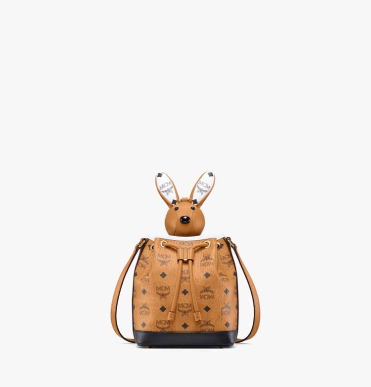 M.C.M ZOO RABBIT DRAWSTRING BAG IN VISETOS LEATHER MIX คอลเลคชั่นซูมาใหม่ ฮิตหนักมากที่เกาหลีและญี่ปุ่น ไอเท็มสุดคิ้วท์ น้องกระะต่ายโดดเด่น กระเป๋าสะพายทรง bucket ไซส์เล็กขนาดน่ารักน่าใช้ แฟชั่นสไตล์มากใบนี้ ดีไซน์น้องกระต่ายแอบในกระเป๋า และสามารถนำออกมาห