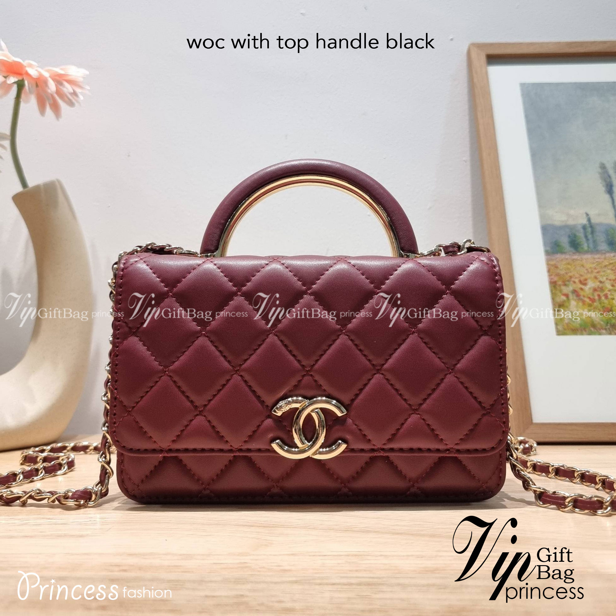 CHANEL woc with top handle black / CHANEL WALLET ON CHAIN กระเป๋าสะพายข้างไซส์กำลังดี สวยหรู ดีไซน์คลาสสิคผสานกิมมิคประจำแบรนด์ ทำให้ไอเท็มนี้เพิ่มมูลค่าขึ้นไปอีก สร้างสรรค์ตัวกระเป๋าด้วยหนังแกะ สัมผัสสบายมือ ใช้งานสะดวกด้วยกระดุมแม่เหล็ก ภายในกระเป๋าแบ่ง