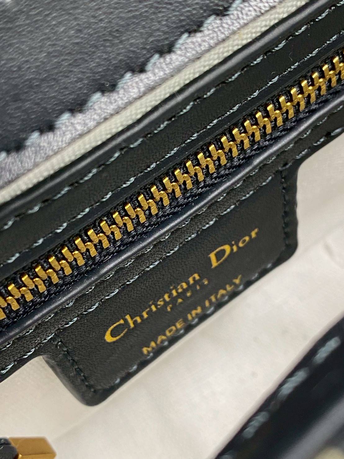 ORI หนังแท้ | DIOR Small Streetchic Bag Blue Dior Oblique Jacquard and Smooth Calfskin กระเป๋าสะพายนิยามใหม่ของดีไซน์อันเป็นเอกลักษณ์ ฝาพับแบบแม่เหล็กสีทองโบราณสลักลาย Christian Dior Paris และห่วง D-ring ทันสมัย