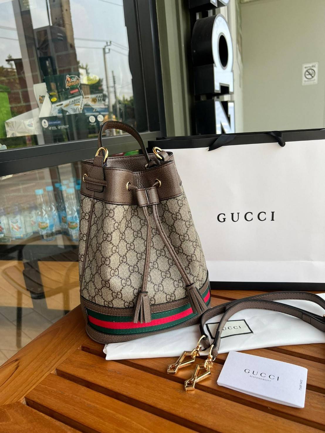 GUCCI Ophidia mini small GG bucket bag กระเป๋าถือหรือสะพายข้าง ขนาดเล็ก ทรงขนมจีบ วัสดุผ้าใบ+หนังแท้ พร้อมแถบลายทางสีเขียวและสีแดงด้านล่าง ด้านในโล่ง มี1ช่องเล็ก สายยาวถอดสายไม่ได้ ปรับระดับได้ ใบนี้เรียบหรูดูดีสุดๆไม่ควรพลาดค่า