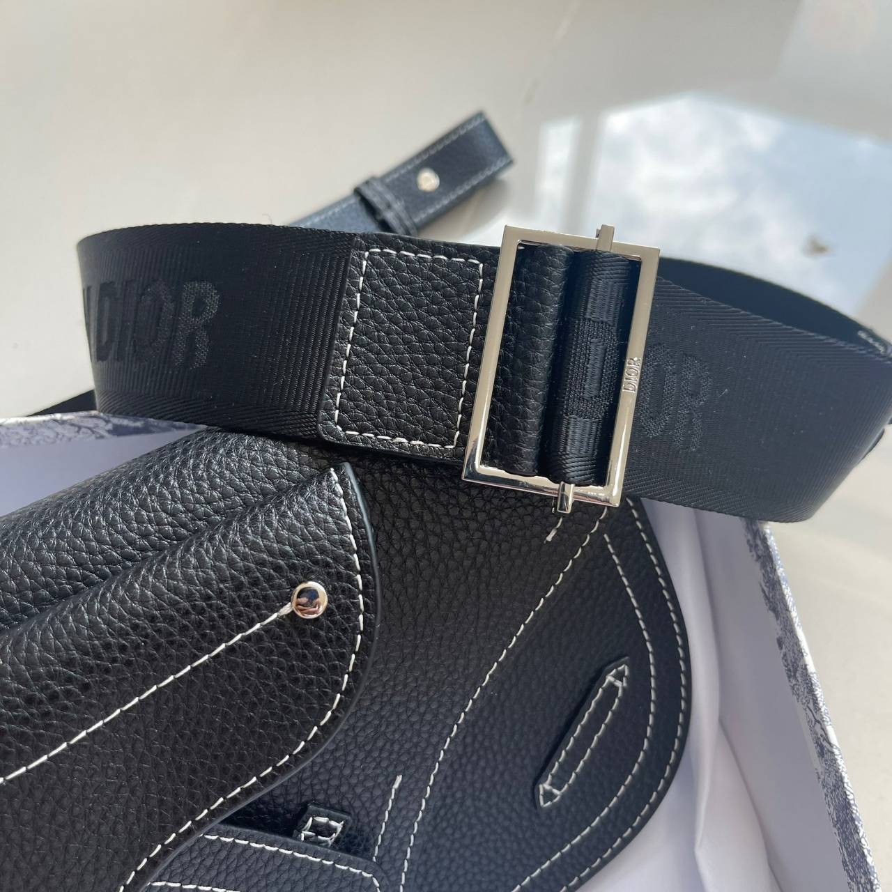 หนังแท้ CHRISTIAN DIOR SADDLE POUCH Black Grained Calfskin / DIOR SADDLE MESSENGER BAG พร้อมส่งที่ไทย กระเป๋า Saddle pouch คู่ใจขนาดกะทัดรัดและเหมาะสำหรับใช้ในชีวิตประจำวัน สีดำคลาสสิกเดินด้ายขาวตัดกัน เกรดออริจินอลหนังแท้ทั้งใบ ภาพสินค้าถ่ายจากงานขายจริง