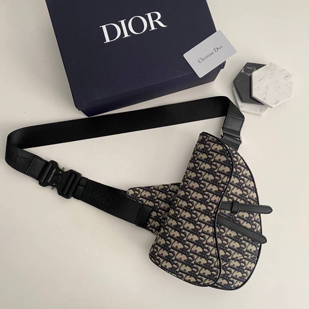 Dior Saddle Crossbody Bag Oblique / Dior Belt Bag เกรดใช้งานสลับของแท้ เกรดออริจินอล พร้อมส่ง กระเป๋าสะพายข้างสุดเท่แบรนด์ดัง สายปรับขนาดได้ตามต้องการ คุณภาพดี ทนต่อการใช้งาน ใส่ของไก้เยอะจุใจ ภาพสินค้าถ่ายจากงานขายจริง ใช้งานต่างประเทศได้