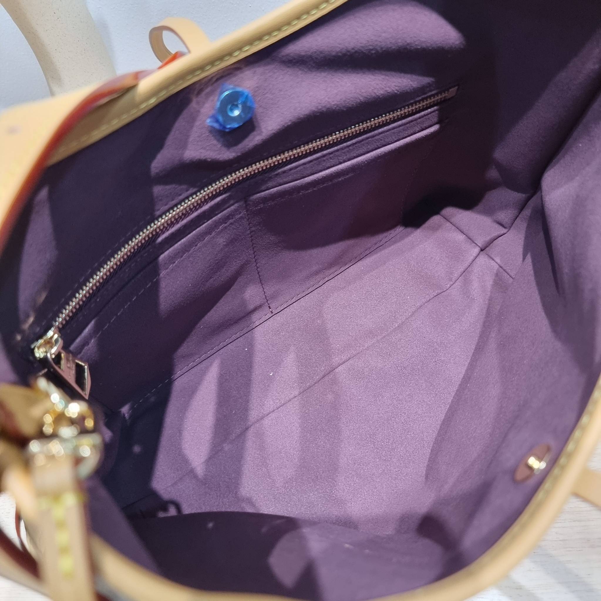 LV CARRYALL PM รุ่นลิมิเต็ดที่สาวๆตามหา กระเป๋าสะพายไหล่ทรงสวย ดีไซน์เรียบง่ายคลาสสิค หรู ดูผู้ดี รูปทรงใช้งานง่าย มาพร้อมใบลูก ไว้เก็บของจุกจิก วัสดุหนังแคนวาส ปากกระเป๋ามีสายหนังผูกกันของหล่นได้และยังมีกระดุมแม่เหล็กอีกด้วย สายสะพายถอดปรับได้ ภายในโล่งก