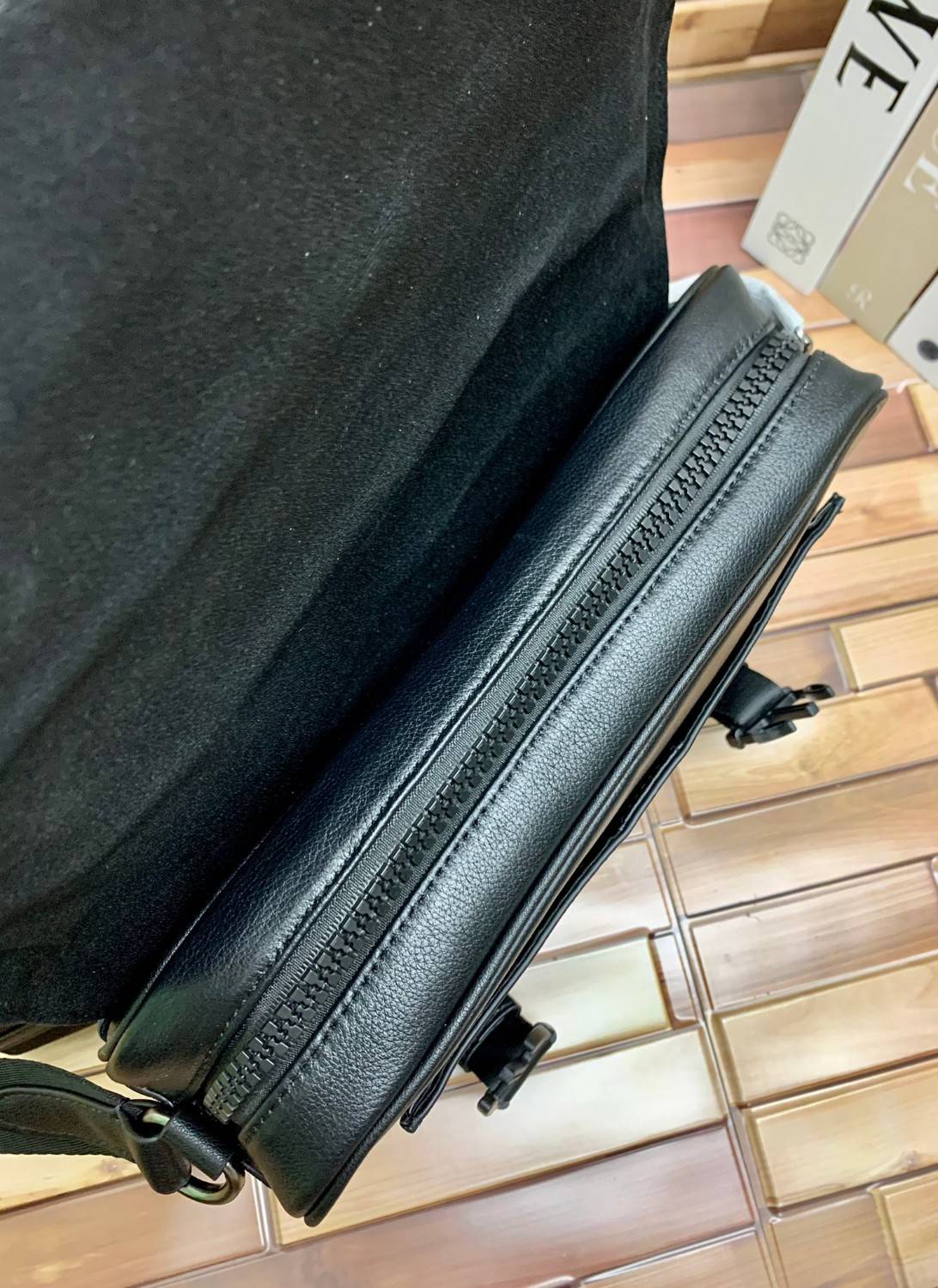 ลุคคือดูดีมากๆ ต้อนรับปีใหม่นี้กันค่า😘 COACH TRACK CROSSBODY ((2715)) เข้าใหม่อีกหนึ่งสี พร้อมส่งที่ไทย ใหม่ล่าสุดค่ะ! กระเป๋าสะพายครอสบอดี้ร์หรือสะพายข้าง หนังแท้ชั้นดีที่สุด หนังนิ่มเรียบสวยมากๆค่ะ ด้านหน้าเย็บป้ายหนังโลโก้แบรนด์ เปิดปิดกระเป๋าแ