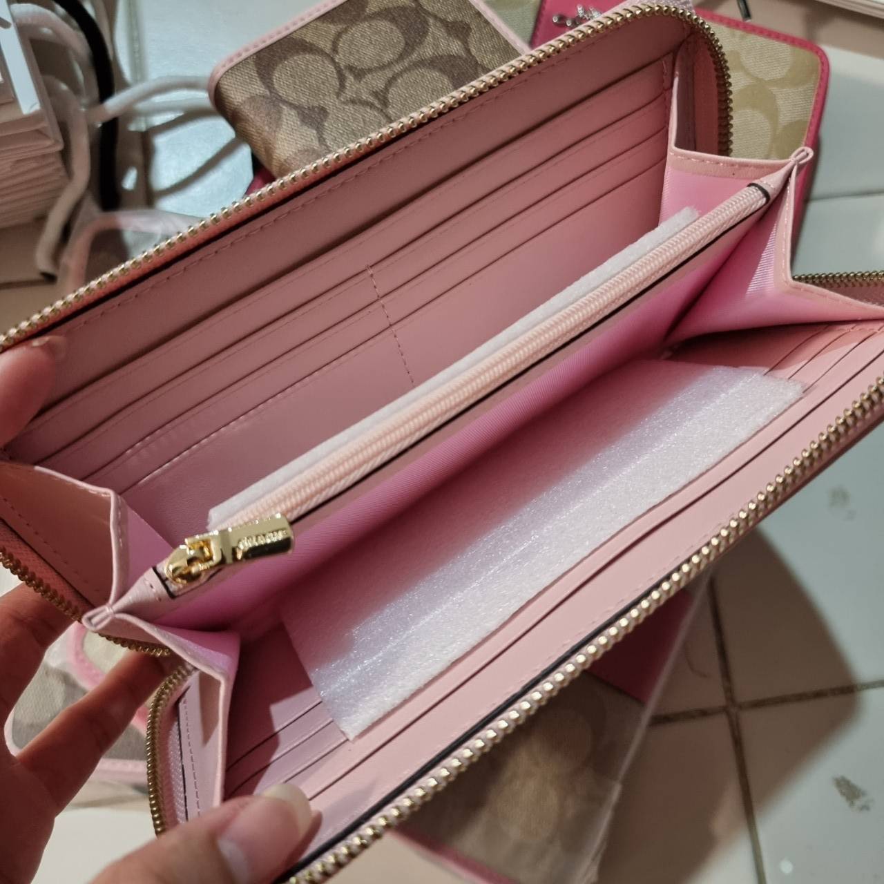 COACH F54630 ACCORDION ZIP WALLET IN SIGNATURE COATED CANVAS WITH LEATHER STRIPE กระเป๋าสตางค์ใบยาวรุ่นคลาสสิค คัดสีขายดีมาให้กันเลยจ้า ♥️ วัสดุหนังแคนวาสเคลือบลาย เปิด-ปิดด้วยซิปรอบ รูดใช้งานง่าย ใส่บัตรได้ มีช่องซิปใส่เหรียญ ใส่มือถือได้ พกใบนี้ใ