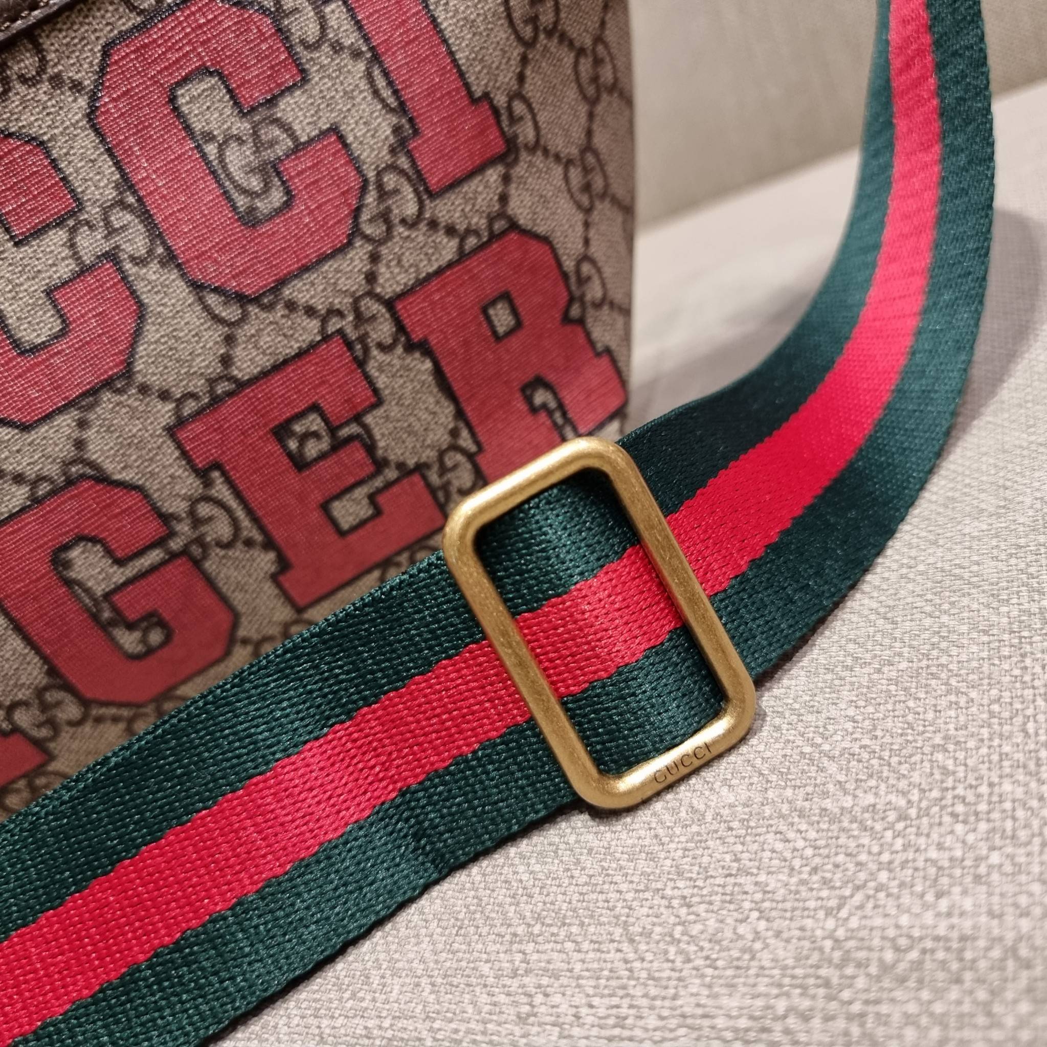 GUCCI BELT BAG ไอเท็มที่หนุ่มๆเรียกร้อง GC waist bag กระเป๋าคาดอก/คาดเอว คอลเลคชั่นฉลองปีเสือ โดดเด่นด้วยลายพรินท์จัมโบ้ ไม่เหมือนใคร วัสดุหนังแคนวาส เปิด-ปิดด้วยซิป ภายในแบ่งสัดส่วน มีช่องซิป และช่องย่อยให้อีก สายสะพายปรับได้ สายสปอร์ต สายแคมป์ปิ้ง หรือจ