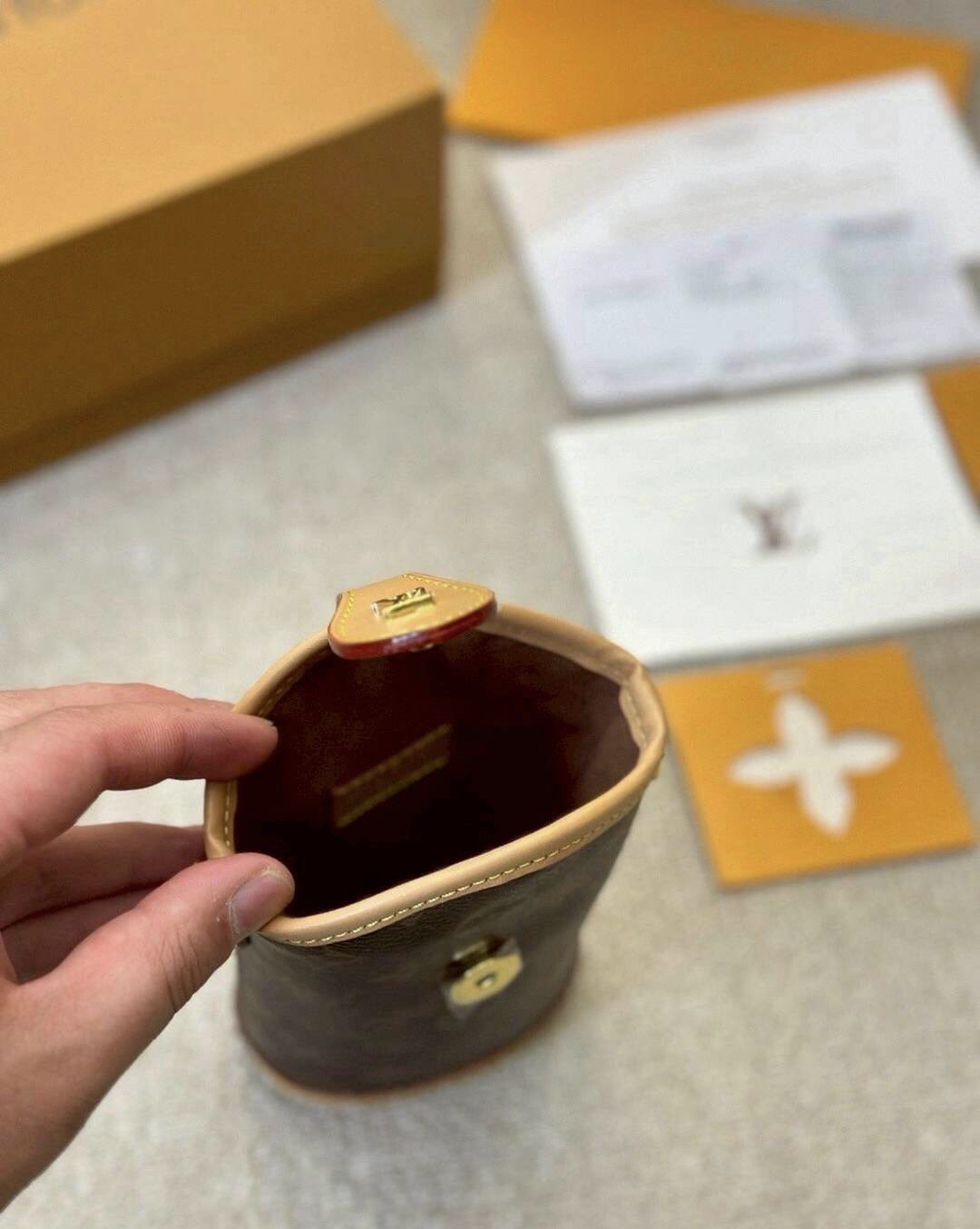 LV Fold Me Pouch กระเป๋าสะพายทรงพอช ผสมผสานความงามแบบวินเทจเข้ากับฟังก์ชันการใช้งานทันสมัย ยกขึ้นแท่น ใส่โทรศัพท์ของสำคัญได้ครบ ด้วยดีไซน์ที่ออกมาให้ใช้งานได้ง่าย ขนาดกำลังน่ารัก