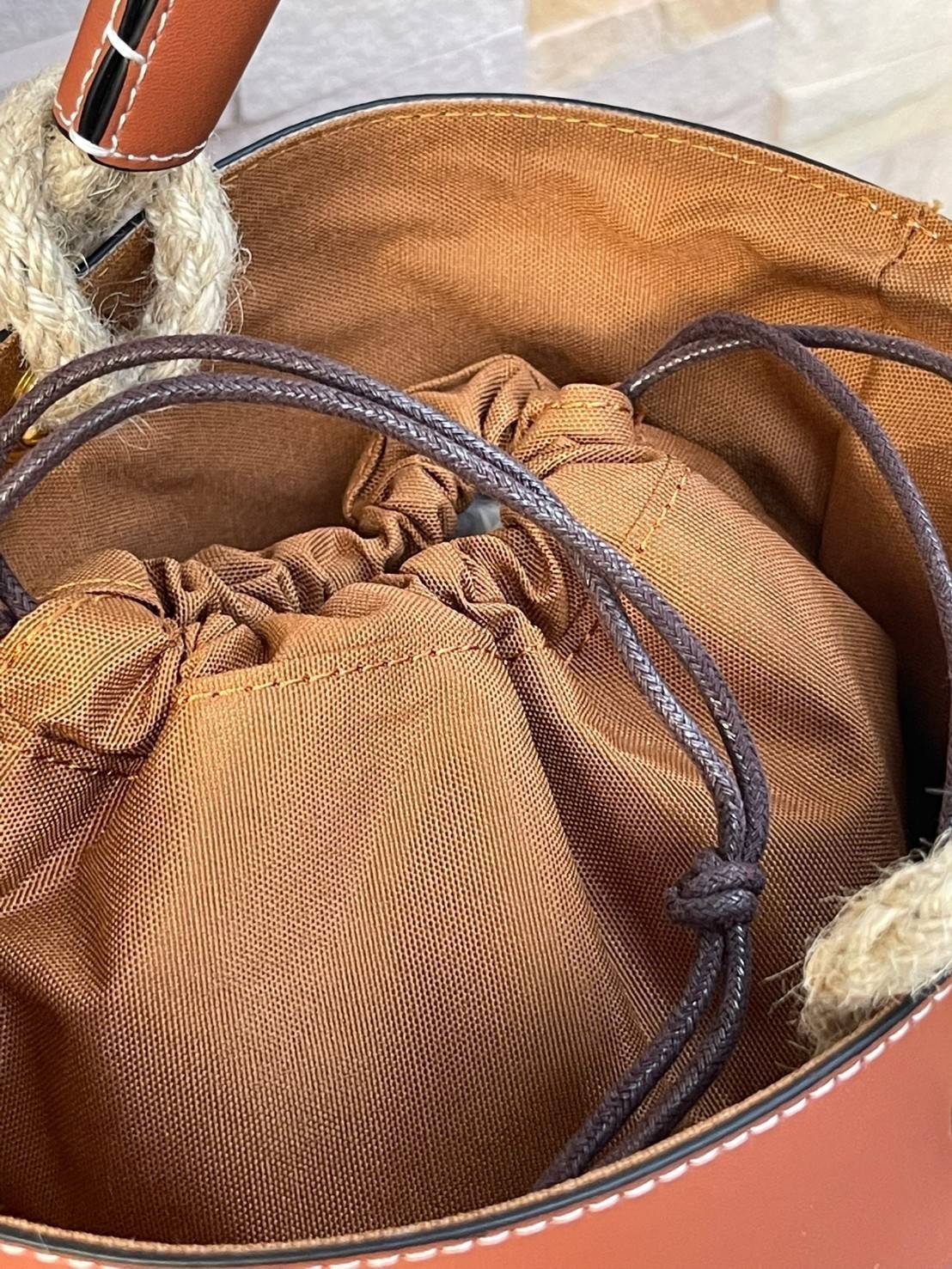 Celine Bucket Bag Canvas Original สำหรับ Collection นี้สะดุดตาด้วยหูสะพายที่มีความแข็งแรงถึงแม้จะใส่ของหนักก็ตาม สะท้อนความวินเทจผสมผสานดีไซน์กระเป๋าที่ทันสมัย ตอบโจทย์สาวหัวสมัยใหม่ที่เบื่อดีไซน์กระเป๋าสี่เหลี่ยมทรงเดิม ๆ แต่ก็ต้องการกระเป๋าที่มีดีไซน์สว