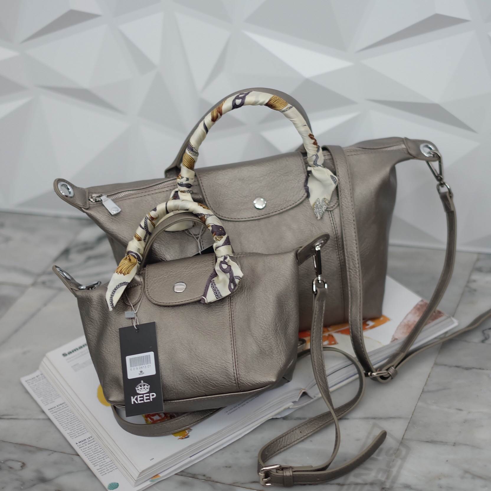 สีมาใหม่ค่า 🐼New arrival! KEEP ทรง longchamp รุ่น Duo Sister - สี Smoke Grey ตัวกระเป๋าหนังแกะสังเคราะห์ ลายหนังสวยมากๆคะ นิ่ม สุดๆ รุ่นนี้ จะมี 2 ขนาด คือ mini และ basic ไซด์