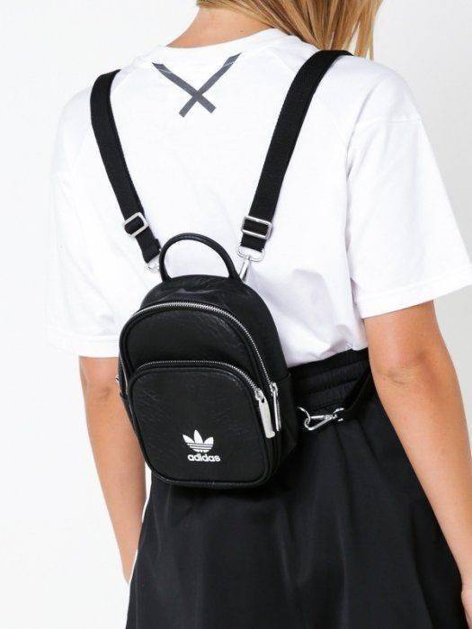 ADIDAS ORIGINALS CLASSIC MINI BACKPACK กระเป๋าเป้ทรงคลาสสิคไซส์มินิจากแบรนด์ adidas มาในขนาดกระทัดรัด น้ำหนักเบา พกพาสะดวกมากๆ วัสดุหนังนิ่มมือสุดๆ!! ทำความสะอาดง่าย เปิด-ปิดกระเป๋าด้วยซิป มีช่องหลักและช่องย่อยด้านหน้า หัวซิปปั๊มแบรนด์อะไหล่สวย ภายในกระเป