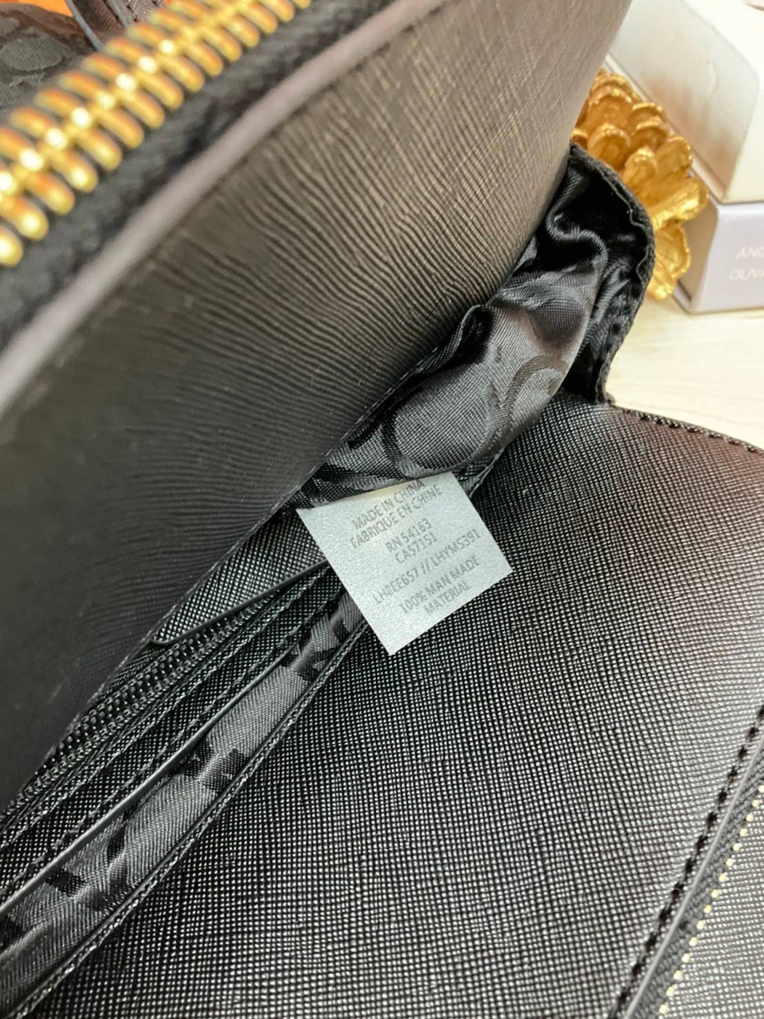 ของแท้ 💯% Elaine Calvin Klein Monogram Small Backpack 💕ของมันต้องมี สวยหรูดูแพงมาก สำหรับรุ่นนี้ และมีฟังชั่นช่องการใช้งานที่มากที่สุด!!! 💕 กระเป๋าสะพายเป้รุ่นใหม่ชนช้อป รุ่นยอดนิยม