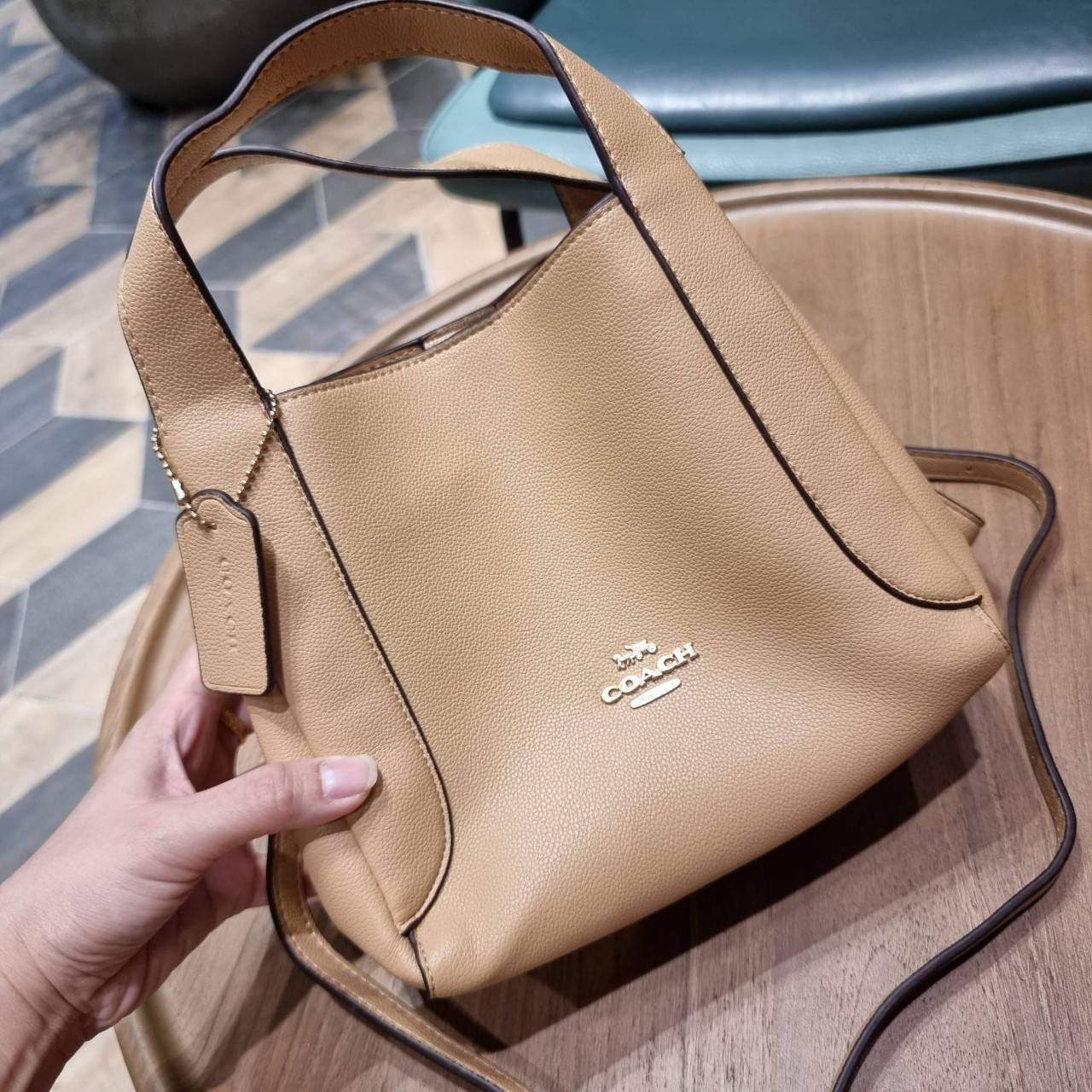 COACH 78800 HADLEY HOBO 21 ไอเท็มยอดนิยม คลาสสิคในทุกโอกาส กระเป๋าทรงโฮโบ ทรงสวยใช้งานได้ทุกลุค แมชท์ง่ายกับทุกสไตล์ วัสดุหนัง pepble เปิด-ปิดด้วยกระดุมแม่เหล็ก มีตะขอล็อคที่ปากกระเป๋าเพื่อปรับทรงใช้งานได้ ภายในโล่งกว้าง ใส่ได้ทุกอย่าง!! มีสายสะพายให้ หรื