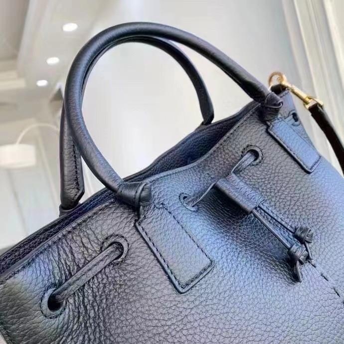 OUTLET 】TORY MCGRAW SMALL DRAWSTRING กระเป๋าถือหรือสะพายข้าง วัสดุหนังวัวแท้ อะไหล่ทอง เปิด-ปิดด้วยสายหนังรูด จะถือหรือสะพายข้างได้Crossbodyได้ น้ำหนักเบาจุของได้เยอะ ด้านหน้าประดับโลโก้แบรนด์ ด้านในมีช่องเล็กสำหรับใส่บัตรใส่ตังค์ได้ มีสายยาว ปรับสายได้ ถ