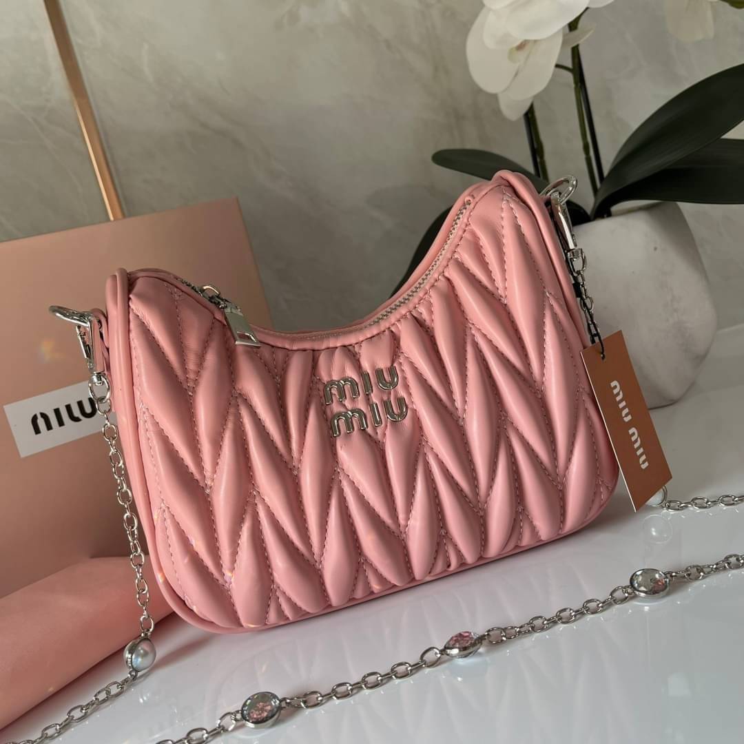 MIU MIU matelasse nappa leather shoulder bag กระเป๋าสะพายข้าง สายสะพายประดับไข่มุกและคริสตัล ให้ความละมุม ลุคคุณหนูน่ารักสุดๆคะ
