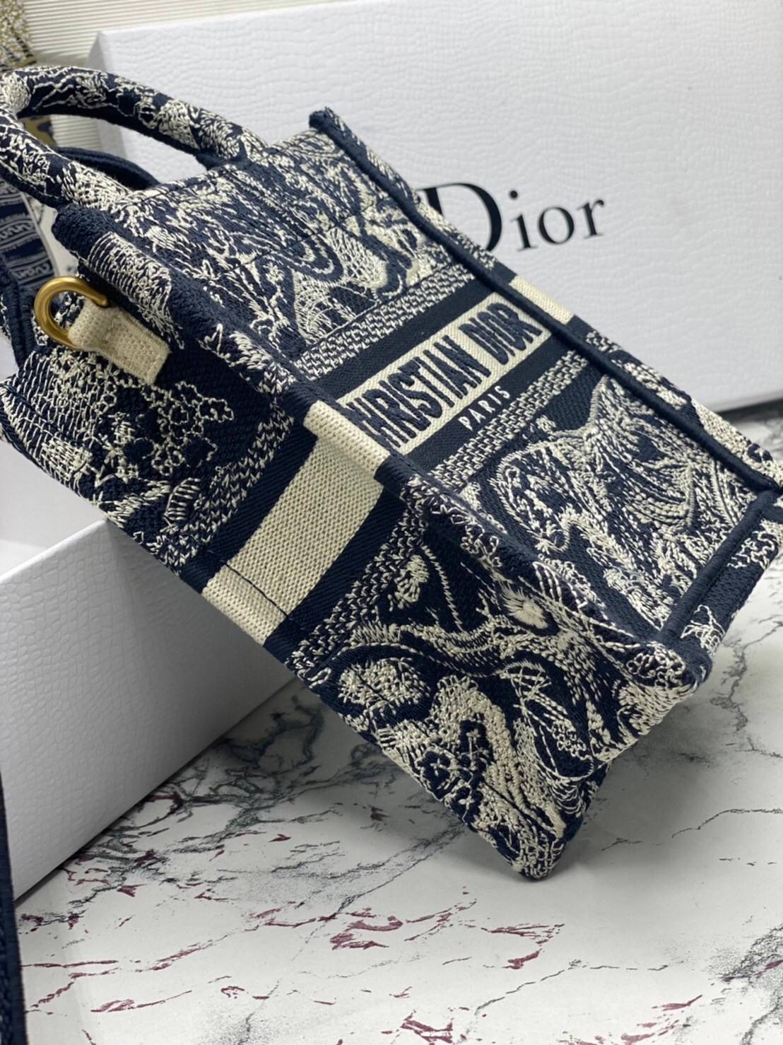 ORI 】Mini Dior Book Tote Phone Bag พร้อมส่งที่ไทย ภาพสินค้าถ่ายจากงานขายจริง ใช้งานต่างประเทศได้ กระเป๋าใบมินิจะใส่โทรศัพท์ได้เช่นเดียวกับของใช้จำเป็นเล็กๆ น้อยๆ ในแต่ละวัน มาพร้อมสายสะพายไหล่แบบปักที่ปรับได้และถอดออกได้ อุปกรณ์เสริมอันทันสมัยนี้สามารถสวม