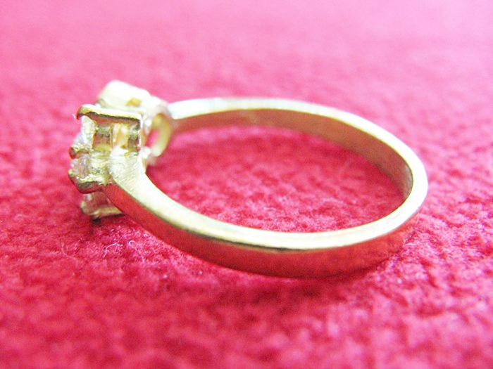 สินค้าหมดค่ะ แหวนเพชรทองเหลือง แบบ1(เพชรกลม1เม็ด-ดอกไม้)ค่ะ