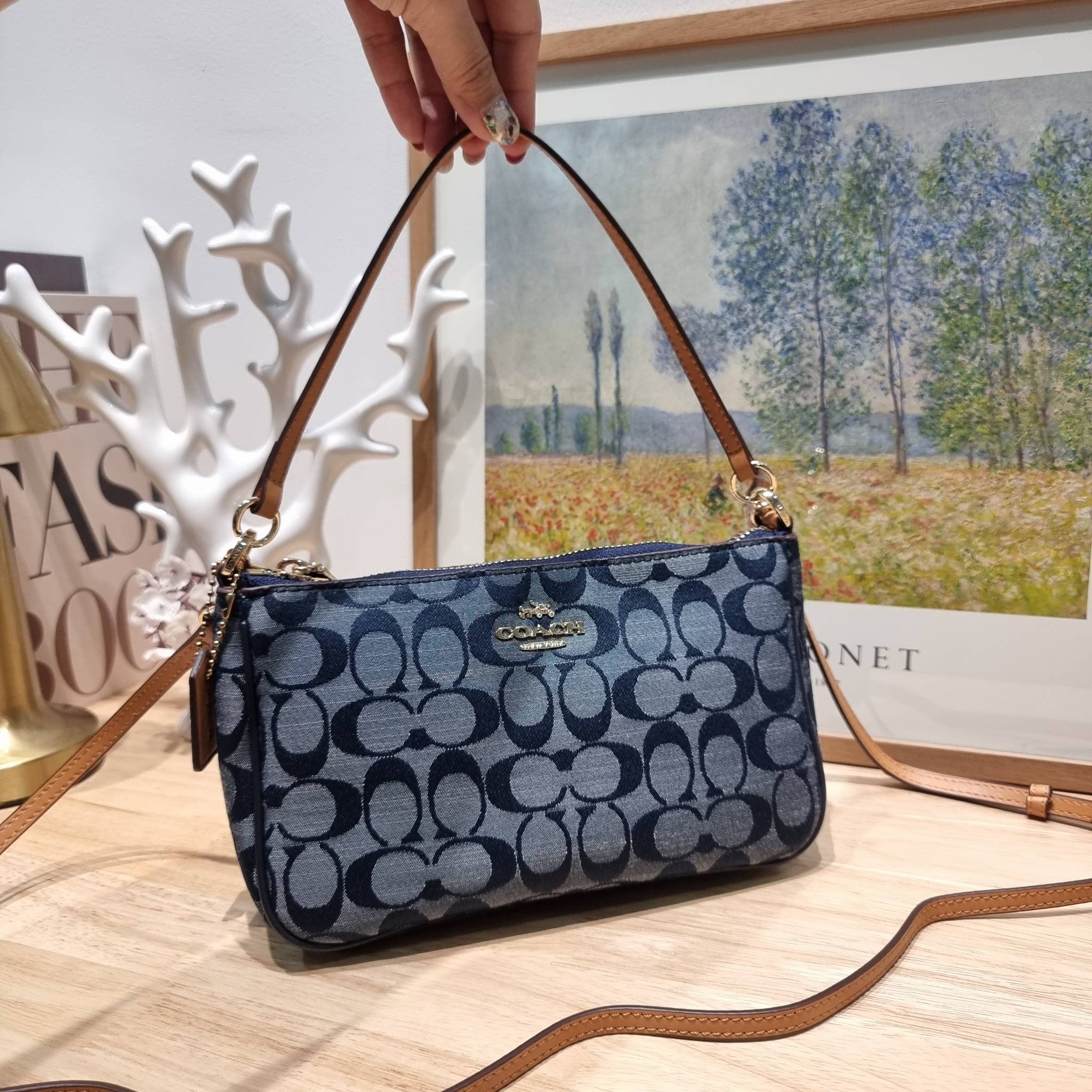 COACH NOLITA 19 IN SIGNATURE CHAMBRAY CH149 พร้อมส่ง คอลเลคชั่นใหม่ น่ารักน่าใช้ ในสไตล์คลาสสิค กระเป๋าทรงพอชขนาดมินิ ที่สามารถสะพายไหล่ และกึ่งคล้องมือใช้ได้ 2 สไตล์