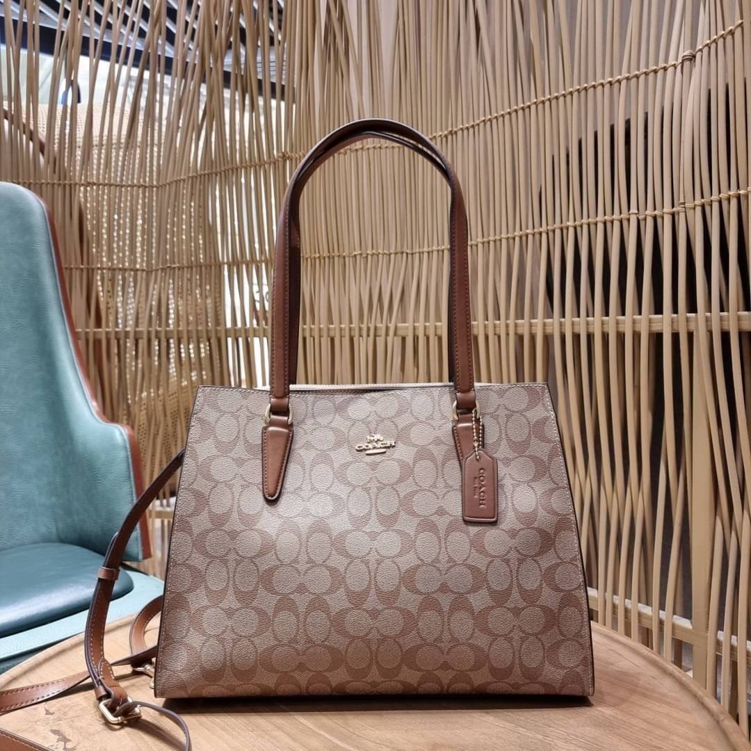 COACH C4075 TATUM CARRYALL IN SIGNATURE CANVAS คอลเลคชั่นใหม่ล่าสุด จัดมาให้ได้สวยก่อนใคร สวยหรูทุกสี!! ลุคผู้ดีต้องมาอีกหนึ่ง กระเป๋าสะพายทรงสวย ที่มาพร้อมสายสะพายไหล่ในตัว และสายครอสบอดี้สำหรับสะพายข้าง วัสดุหนัง crossgrain สวยคมมากๆ ตัวกระเป๋าถูกแบ่งเป