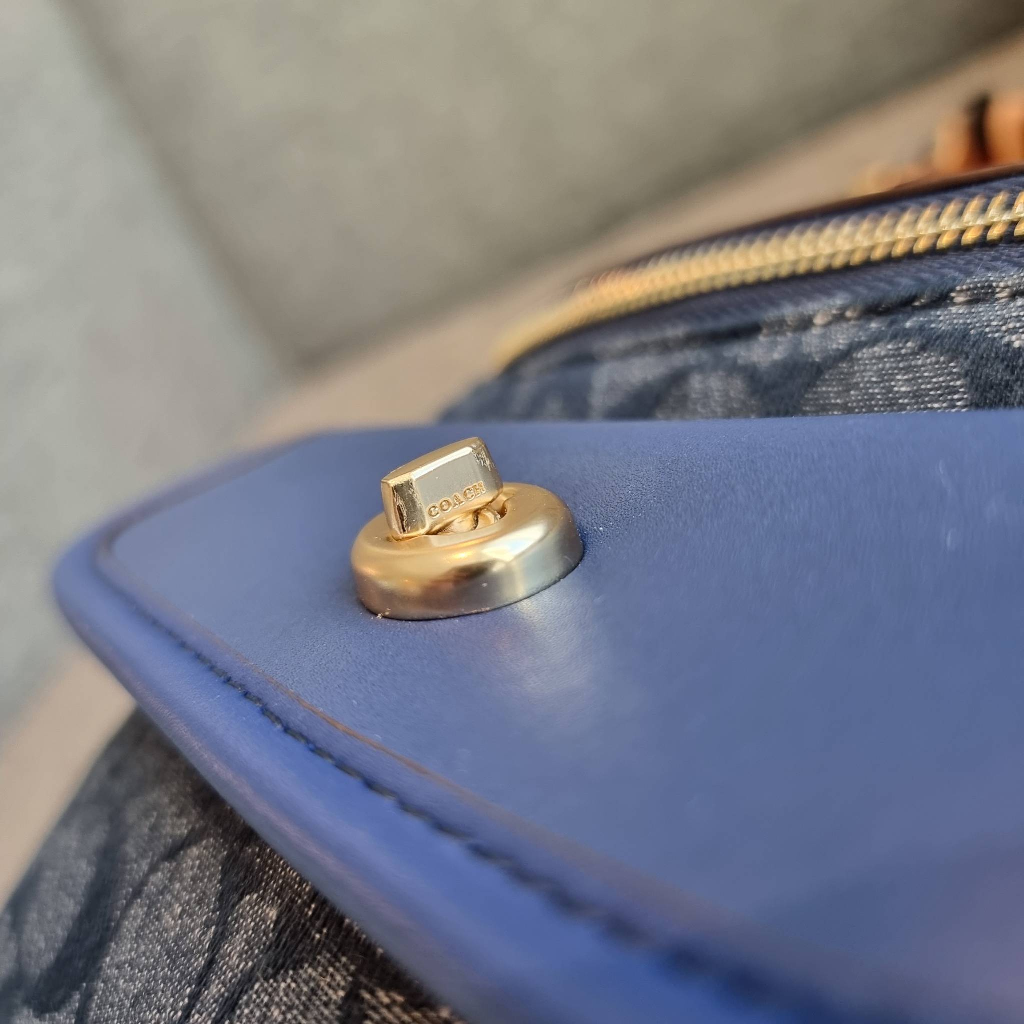 OUTLET 】COACH C4035 HERITAGE BELT BAG IN SIGNATURE CHAMBRAY ใหม่ล่าสุด กระเป๋าคาดอกสุดชิคสำหรับหนุ่มๆ เป็นดีไซน์กึ่งสปอร์ตที่ดูหรูมากๆ แพทเทิร์นเป็นที่ใช้งานง่าย วัสดุผ้าแชมเบรย์สลับหนังแท้ ไม่หนาไม่บางจนเกินไป มีช่องด้านหน้า และซิปหลัก ภายในโล่งกว้าง จุข